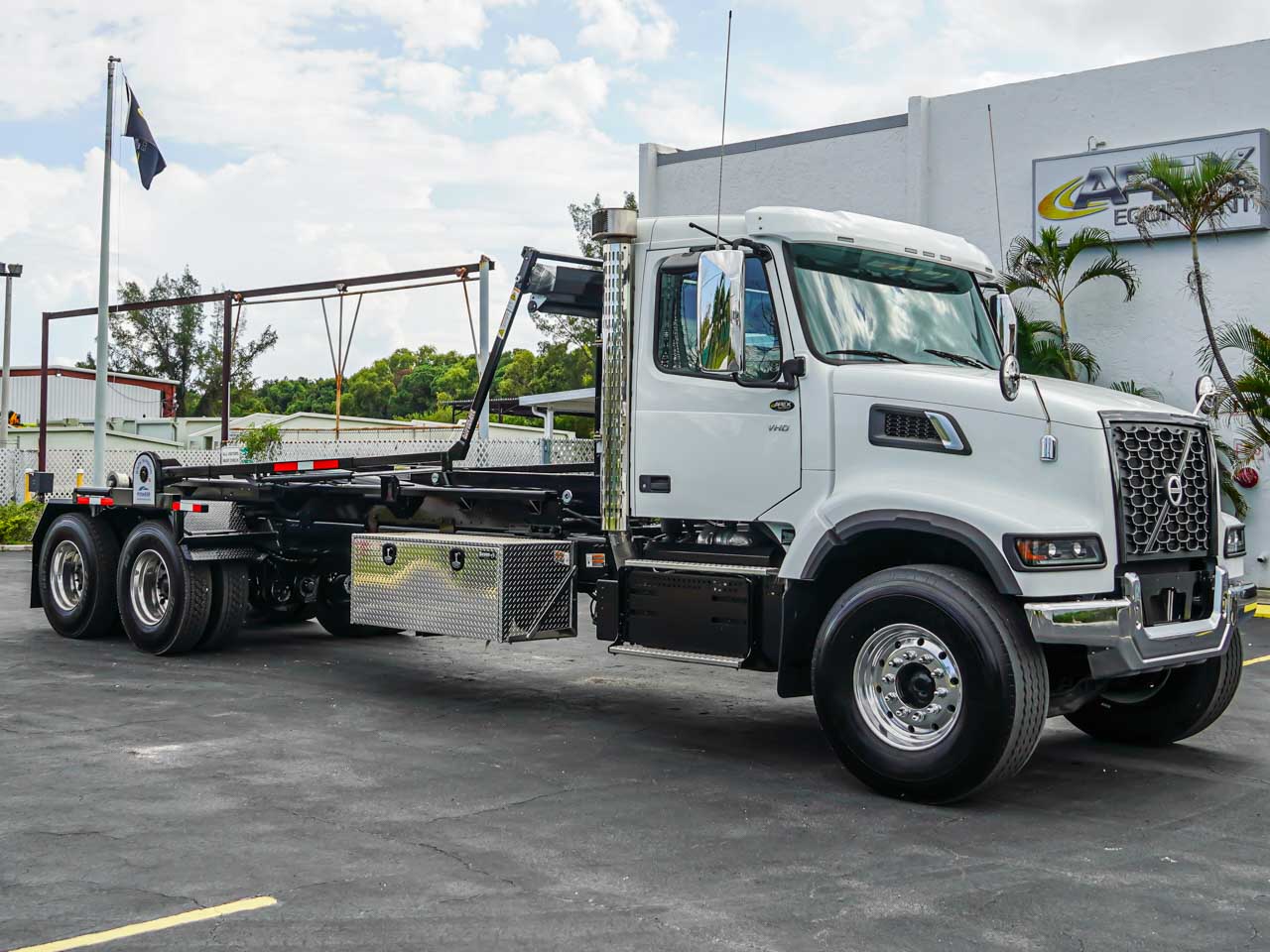 2025 VOLVO VHD HOOKLIFT TRUCK FOR SALE 2025 VOLVO VHD HOOKLIFT TRUCK FOR SALE - image 2 of 6