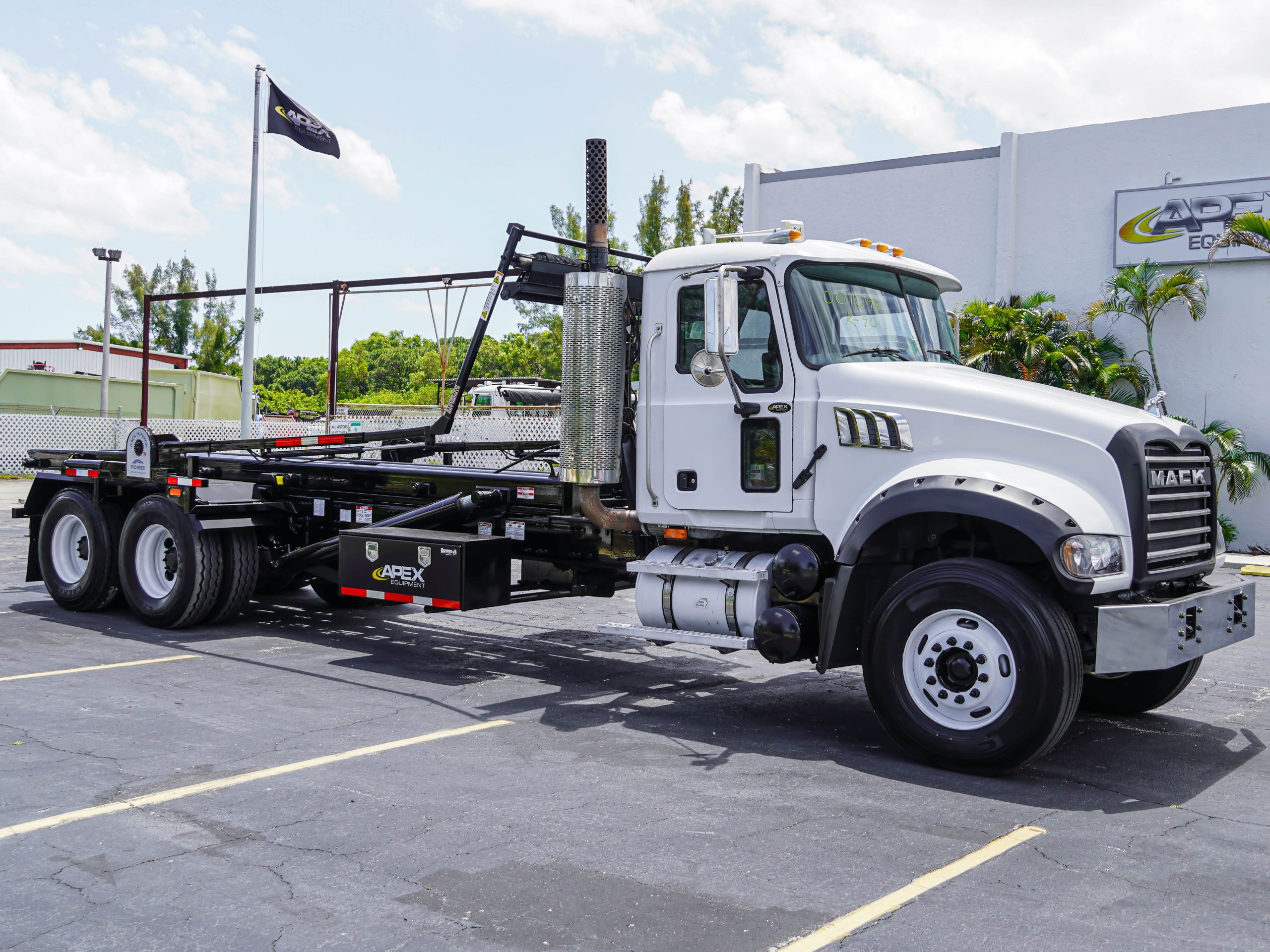 2008 MACK GRANITE ROLL OFF TRUCK FOR SALE - image 2 of 6