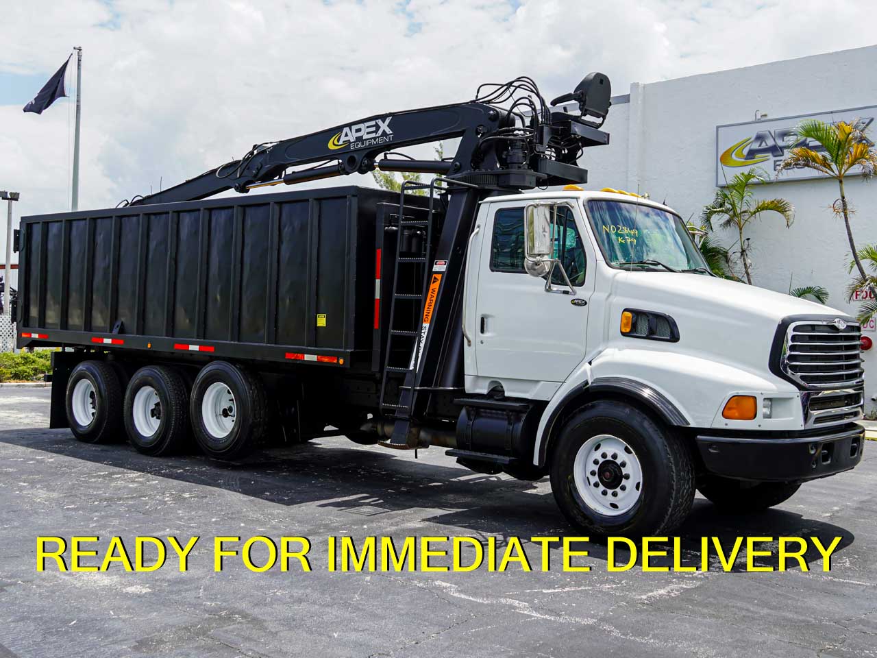 2004 STERLING LT9500 GRAPPLE TRUCK FOR SALE - image 2 of 6