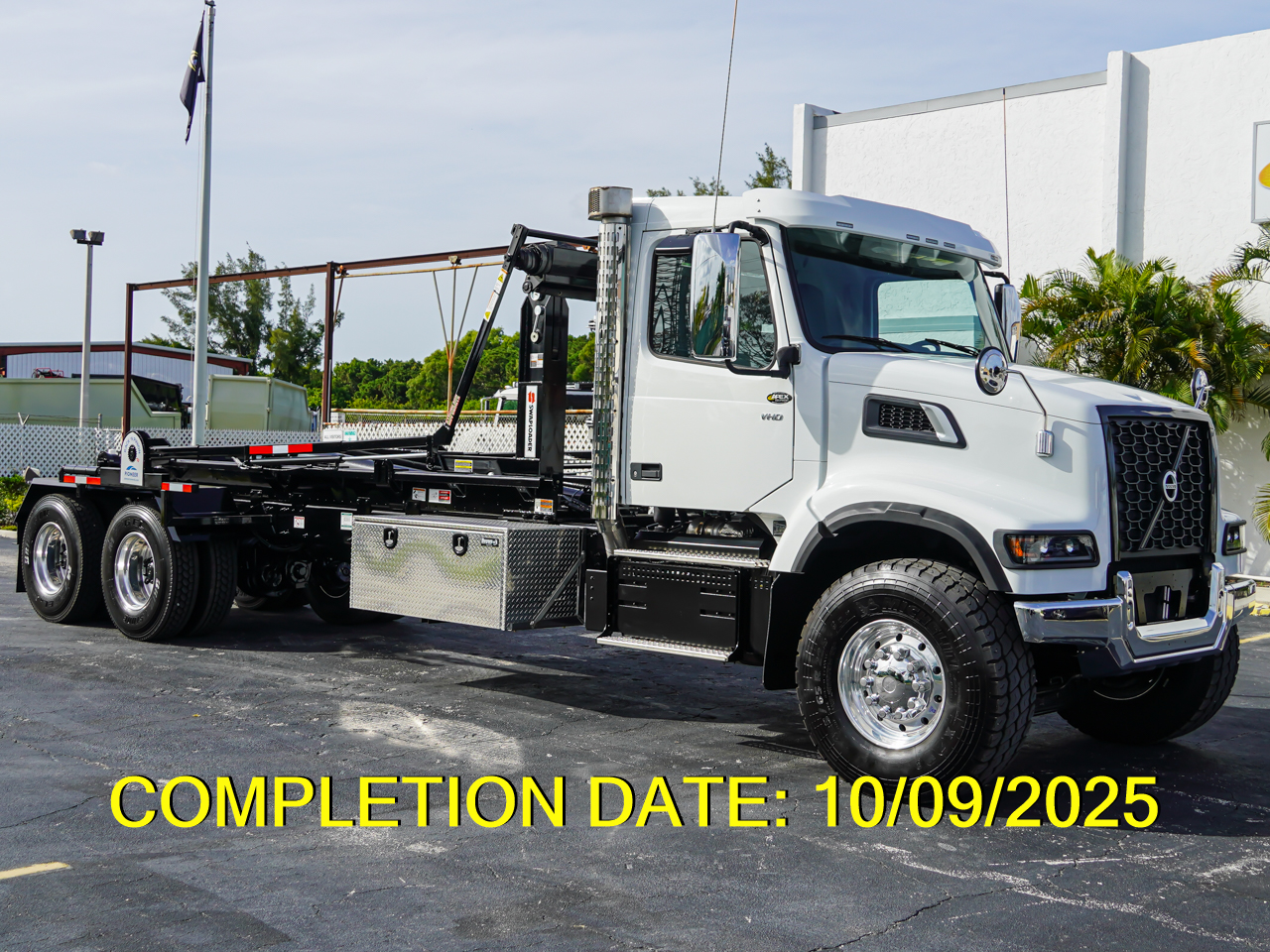 2025 VOLVO VHD HOOKLIFT TRUCK FOR SALE - image 1 of 6