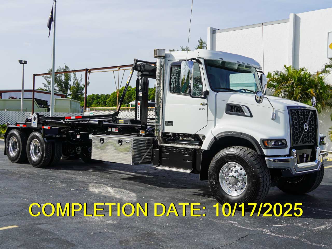 2025 VOLVO VHD HOOKLIFT TRUCK FOR SALE - image 1 of 6