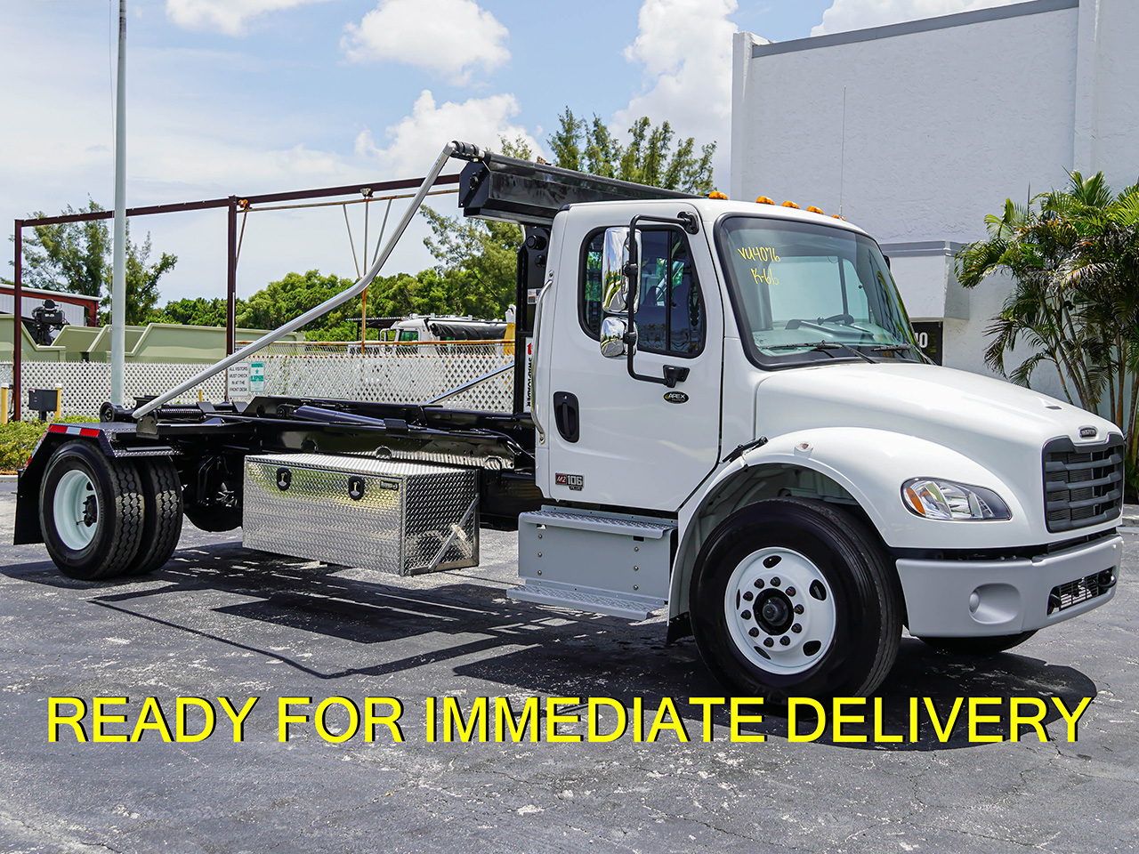 2025 FREIGHTLINER M2 - image 2 of 6