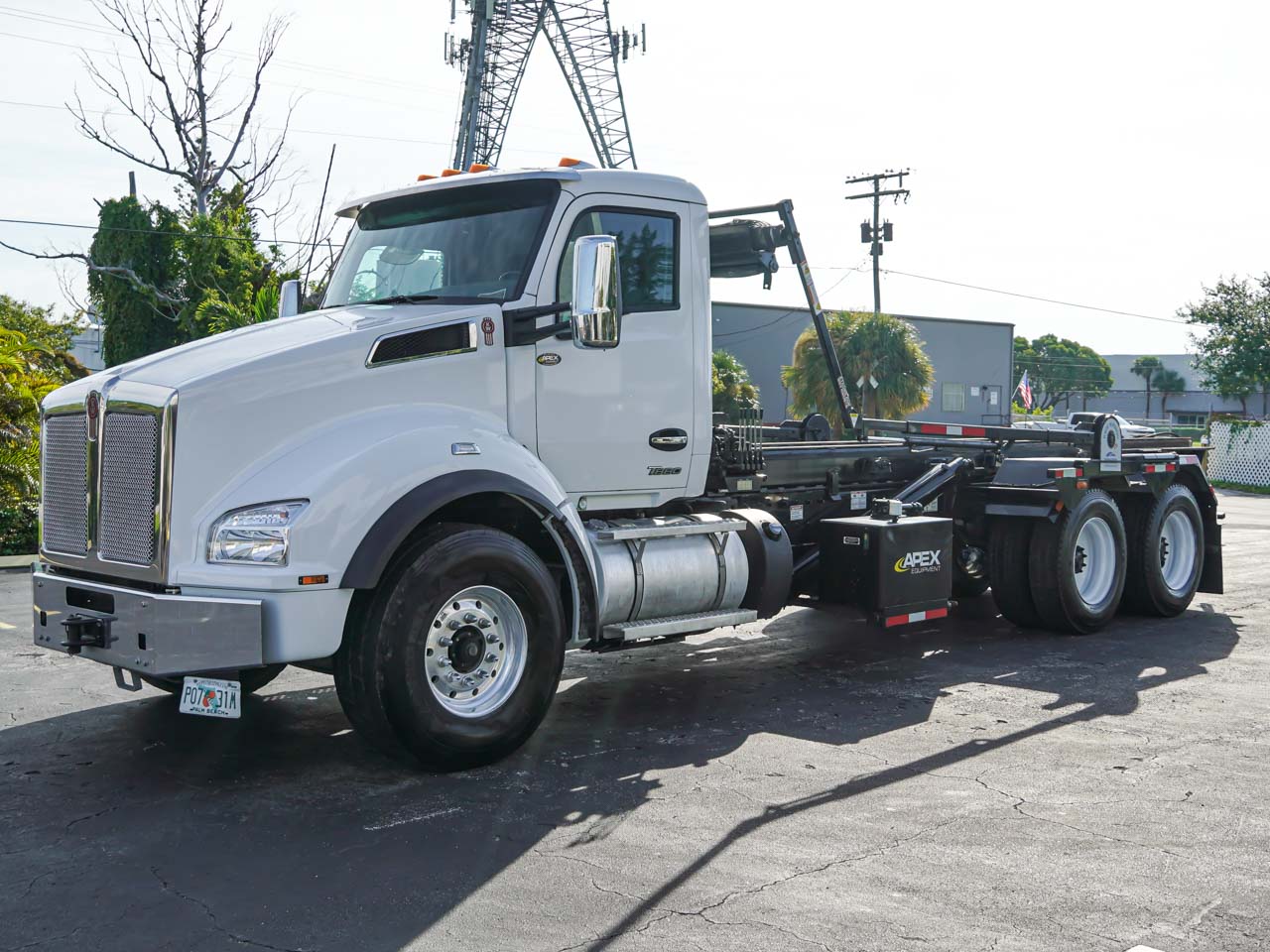 2023 T880 KENWORTH ROLL OFF TRUCK FOR SALE 2023 T880 KENWORTH ROLL OFF TRUCK FOR SALE - image 2 of 6