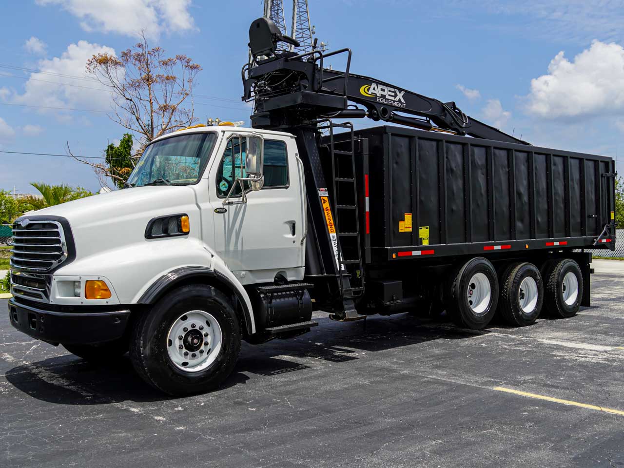 2004 STERLING LT9500 GRAPPLE TRUCK FOR SALE - image 3 of 6