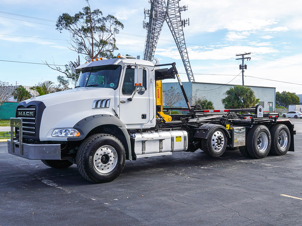 2019 MACK GRANITE - image 2 of 6