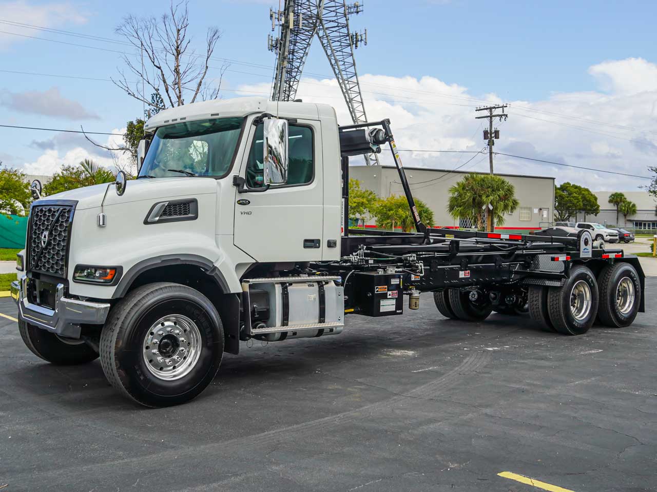 2025 VOLVO VHD HOOKLIFT TRUCK FOR SALE - image 2 of 6