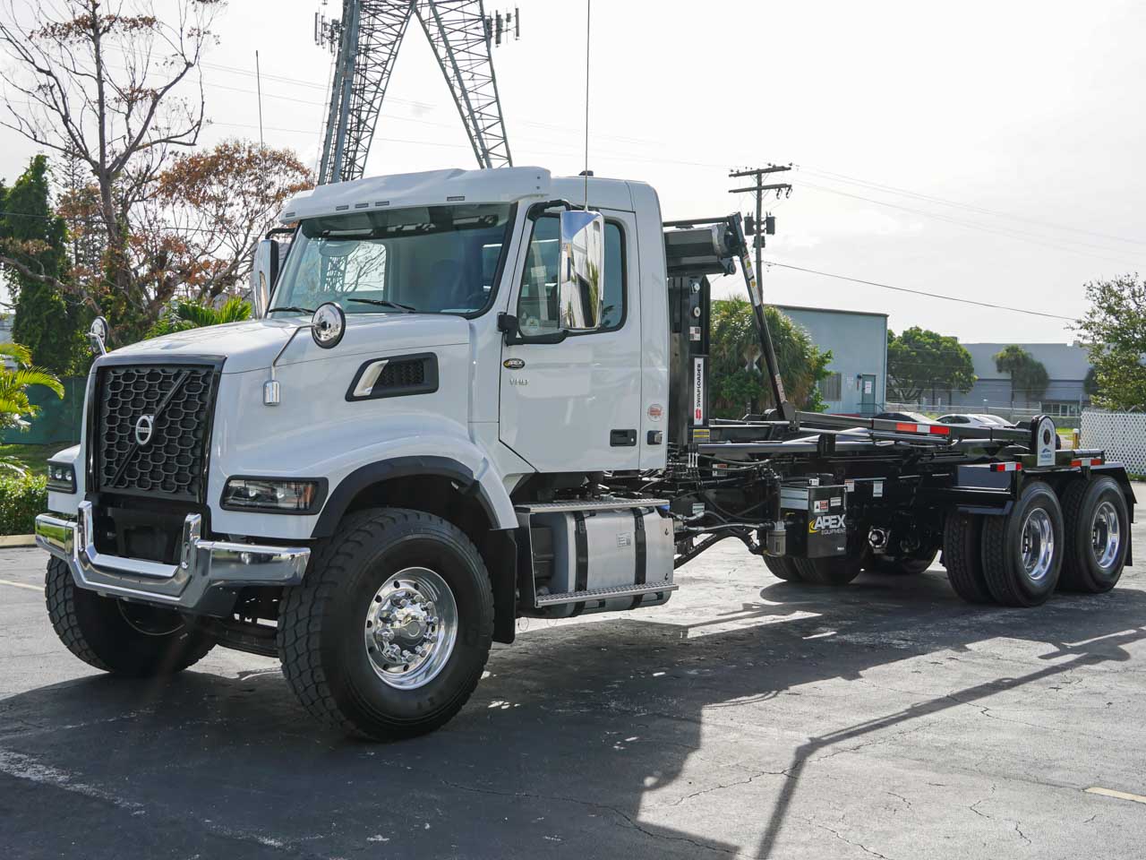 2025 VOLVO VHD HOOKLIFT TRUCK FOR SALE - image 2 of 6