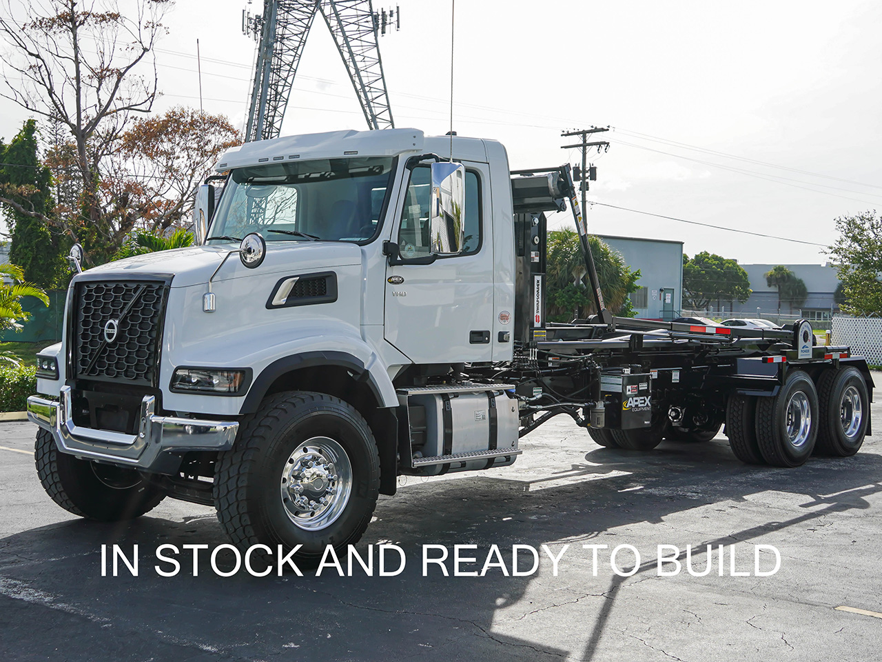 2025 VOLVO VHD - image 2 of 6