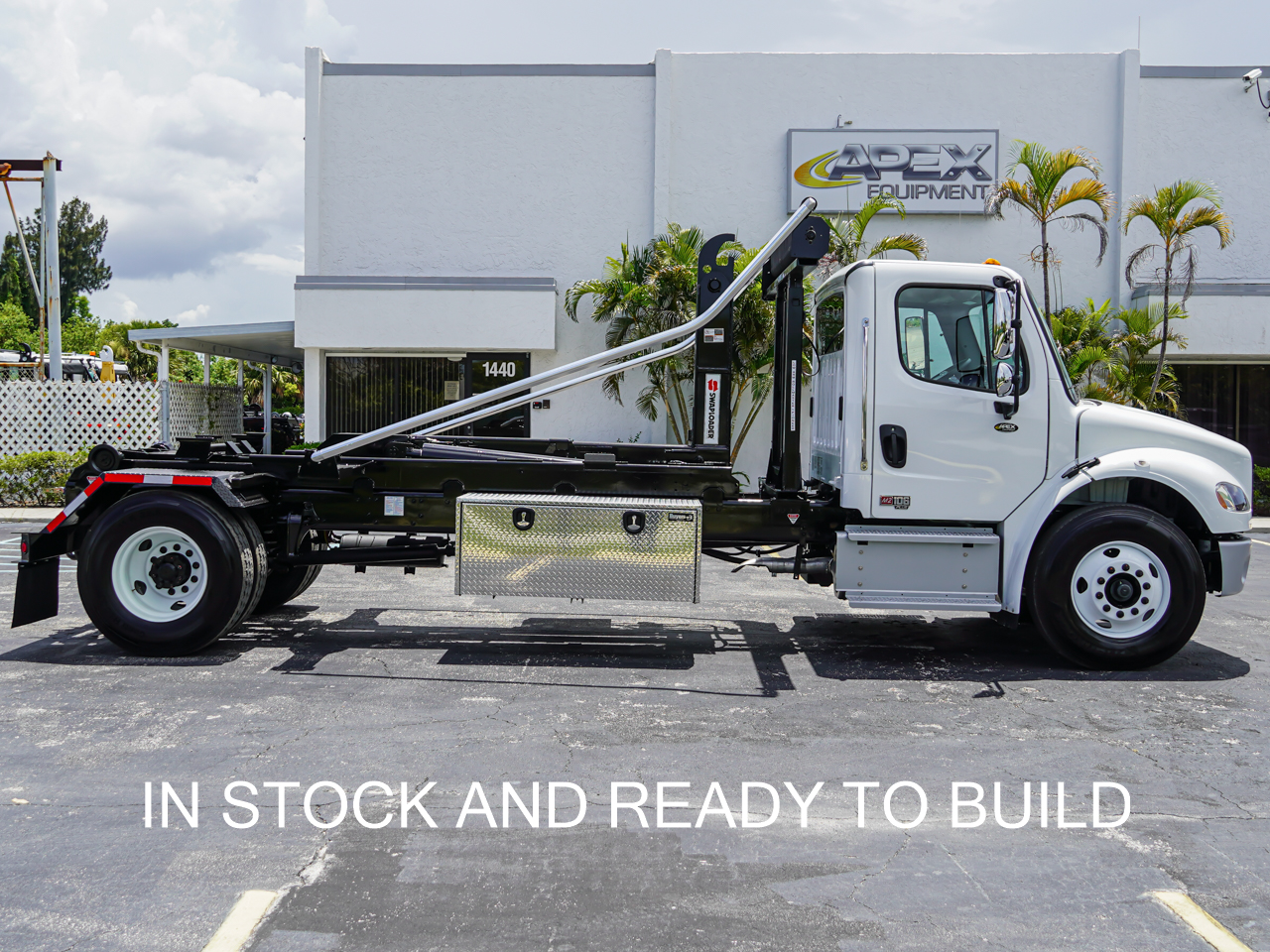 2025 FREIGHTLINER M2 - image 3 of 6