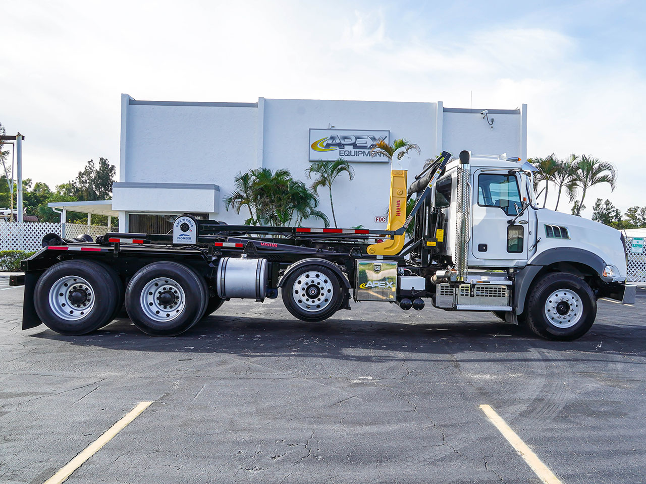 2019 MACK GRANITE - image 3 of 6