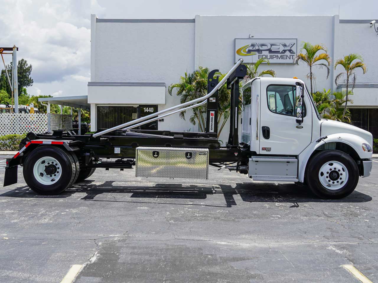 2025 FREIGHTLINER M2 HOOKLIFT TRUCK FOR SALE - image 3 of 6