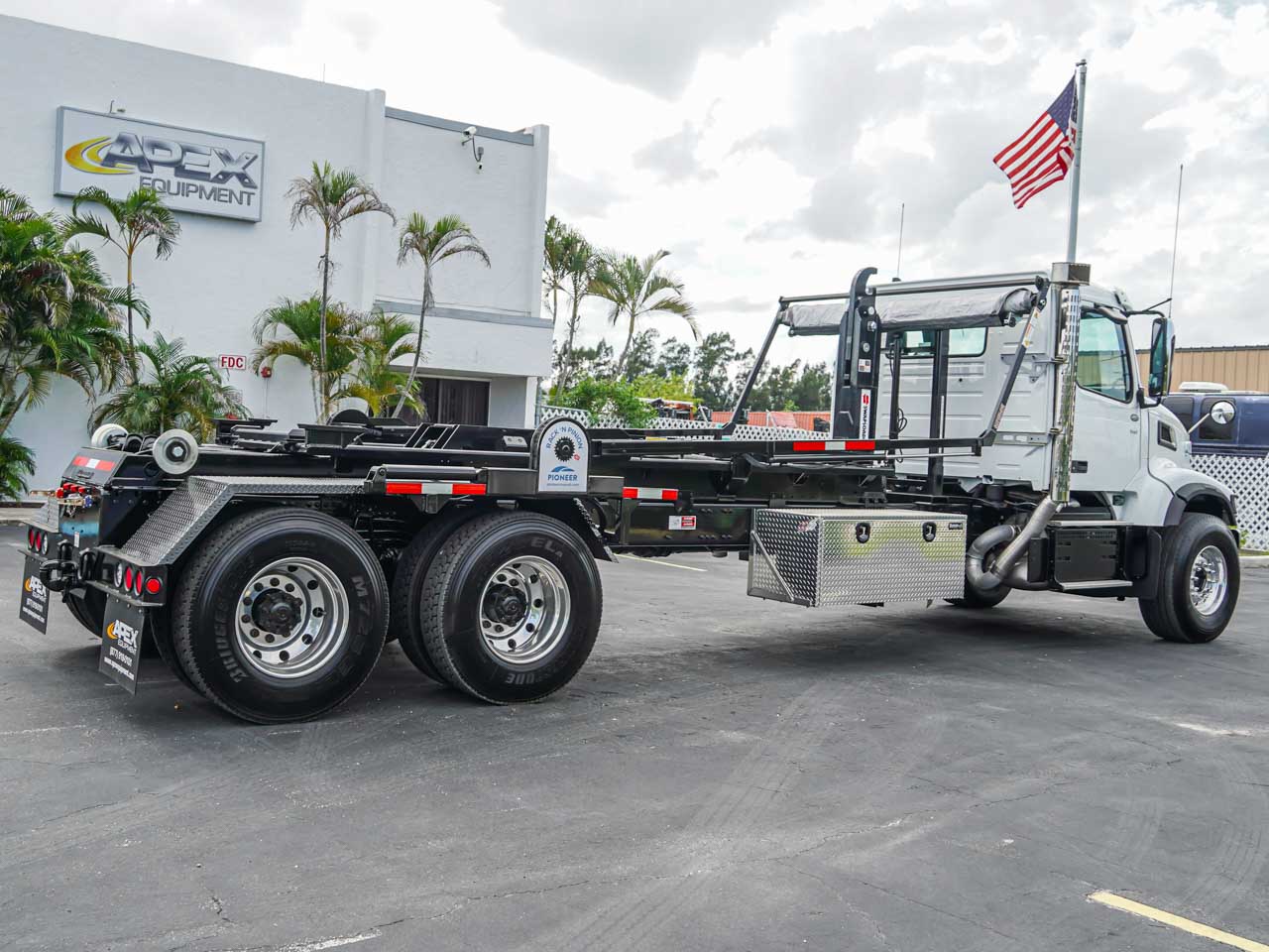 2025 VOLVO VHD HOOKLIFT TRUCK FOR SALE - image 3 of 6