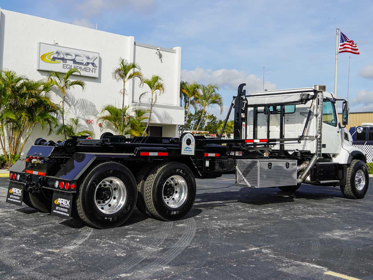 2025 VOLVO VHD HOOKLIFT TRUCK FOR SALE - image 3 of 6