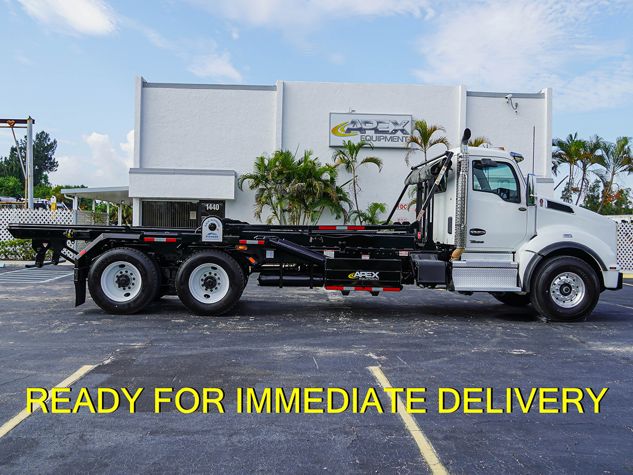 2023 T880 KENWORTH USED ROLL OFF TRUCK FOR SALE - image 3 of 6