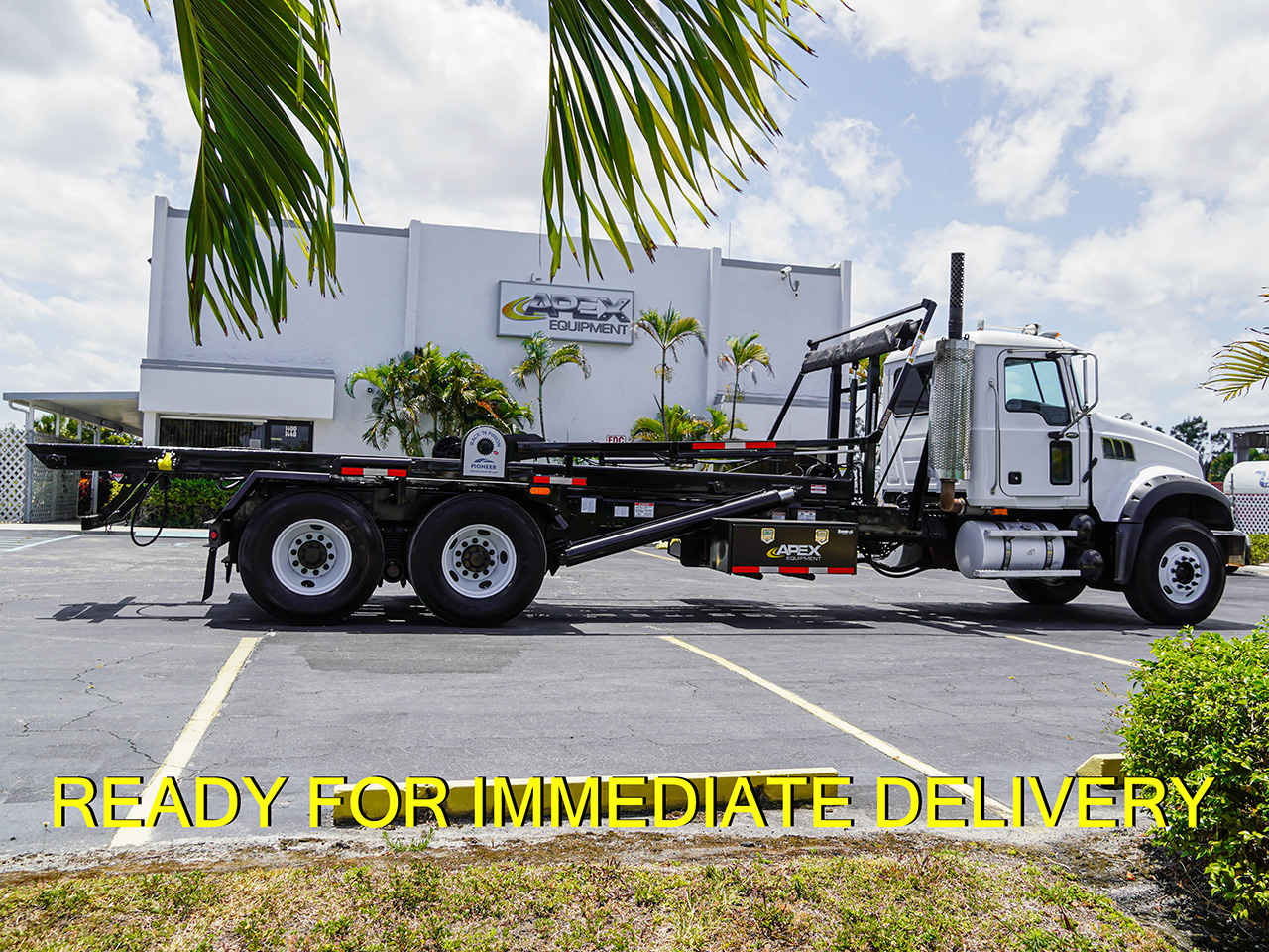 2008 MACK GRANITE ROLL OFF TRUCK FOR SALE - image 3 of 6