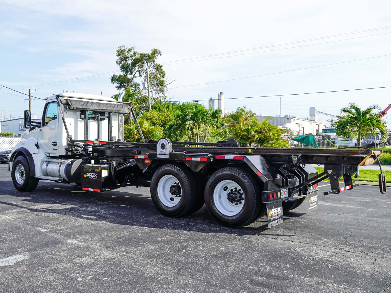 2023 T880 KENWORTH ROLL OFF TRUCK FOR SALE 2023 T880 KENWORTH ROLL OFF TRUCK FOR SALE - image 4 of 6