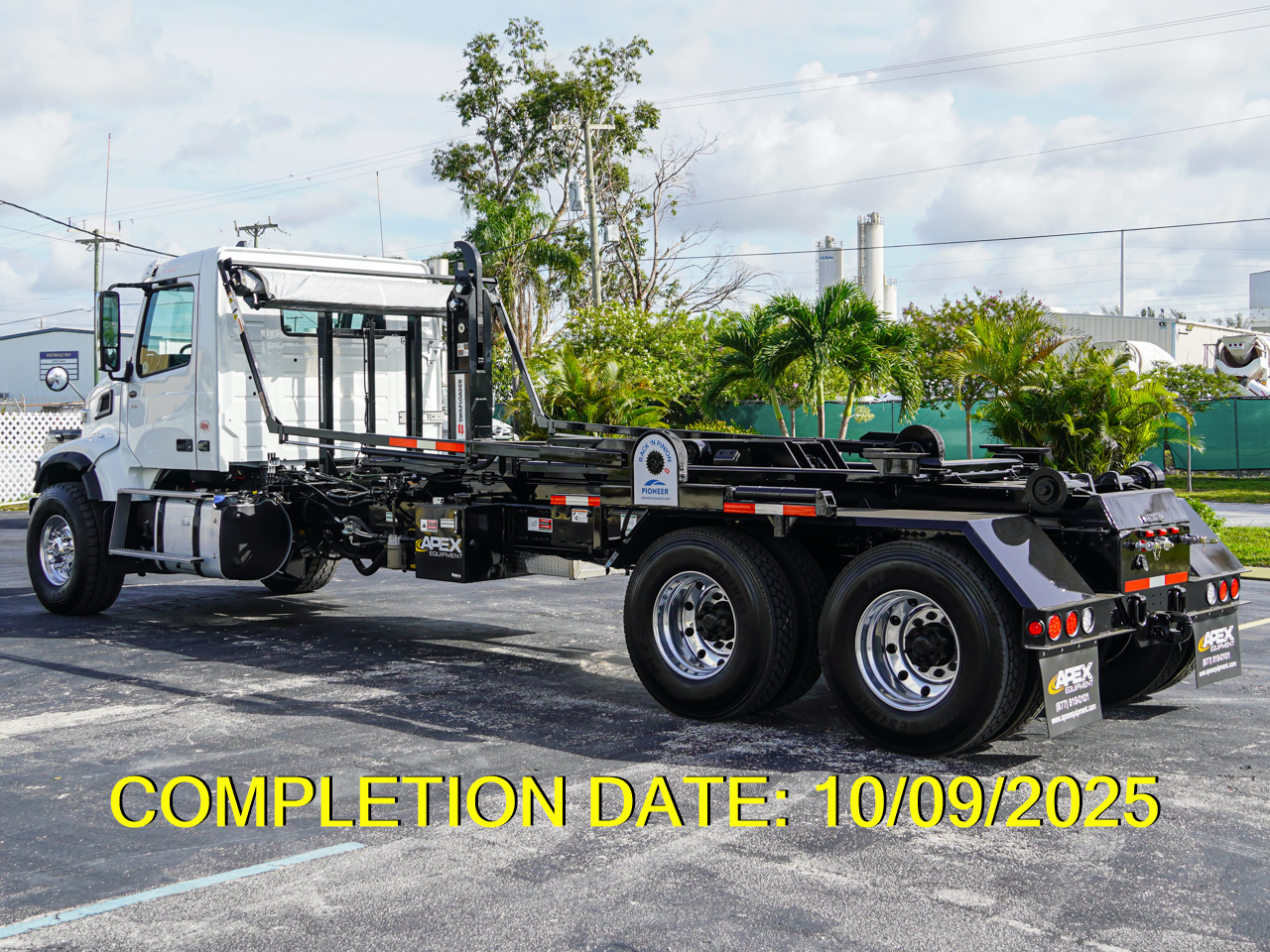 2025 VOLVO VHD HOOKLIFT TRUCK FOR SALE - image 4 of 6