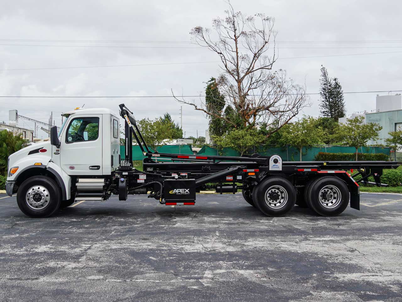 2026 PETERBILT 548 ROLL OFF TRUCK FOR SALE 2026 PETERBILT 548 ROLL OFF TRUCK FOR SALE - image 4 of 6