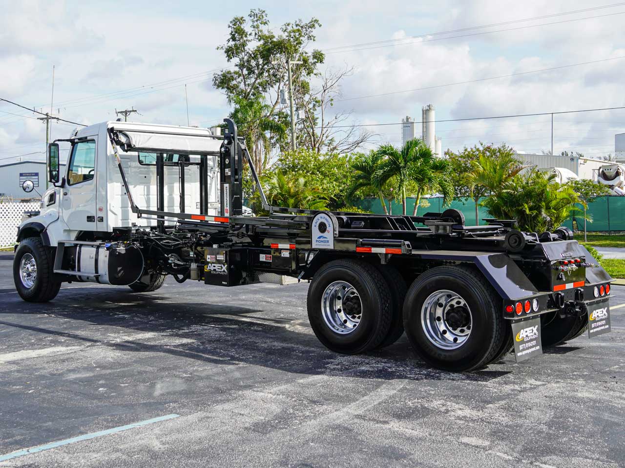 2025 VOLVO VHD HOOKLIFT TRUCK FOR SALE - image 4 of 6