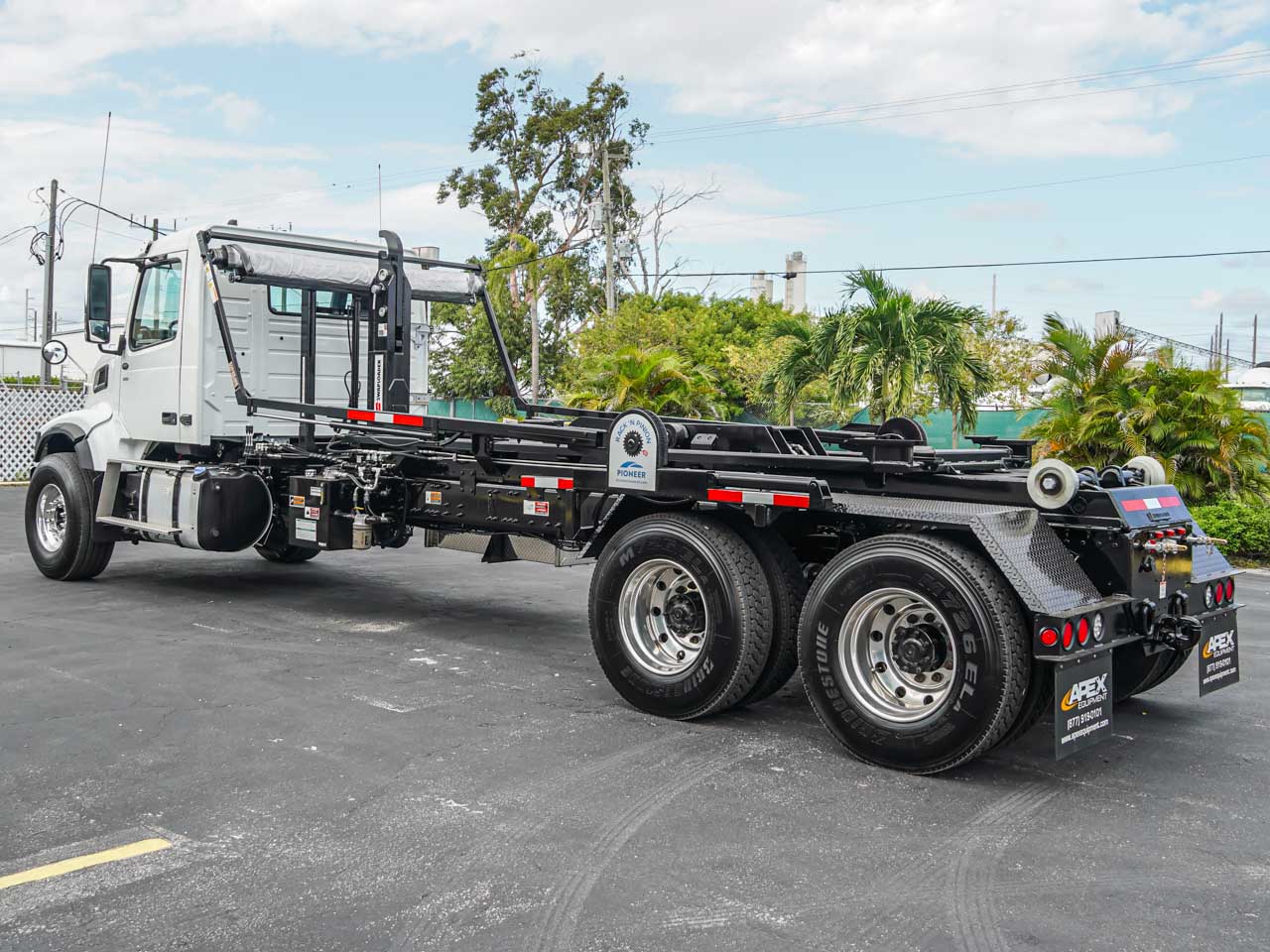 2025 VOLVO VHD HOOKLIFT TRUCK FOR SALE - image 4 of 6