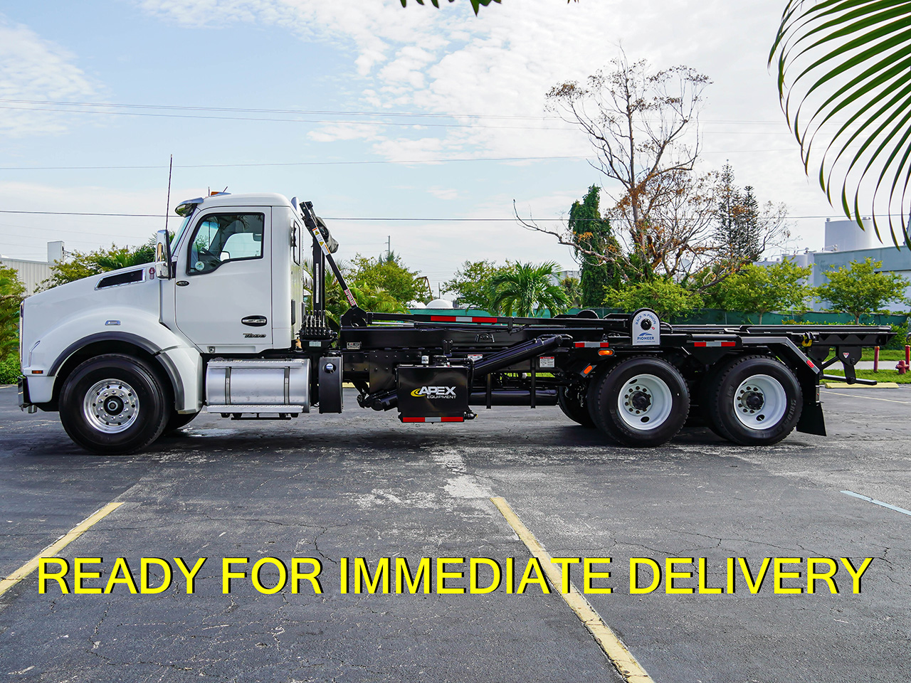 2023 T880 KENWORTH USED ROLL OFF TRUCK FOR SALE - image 4 of 6
