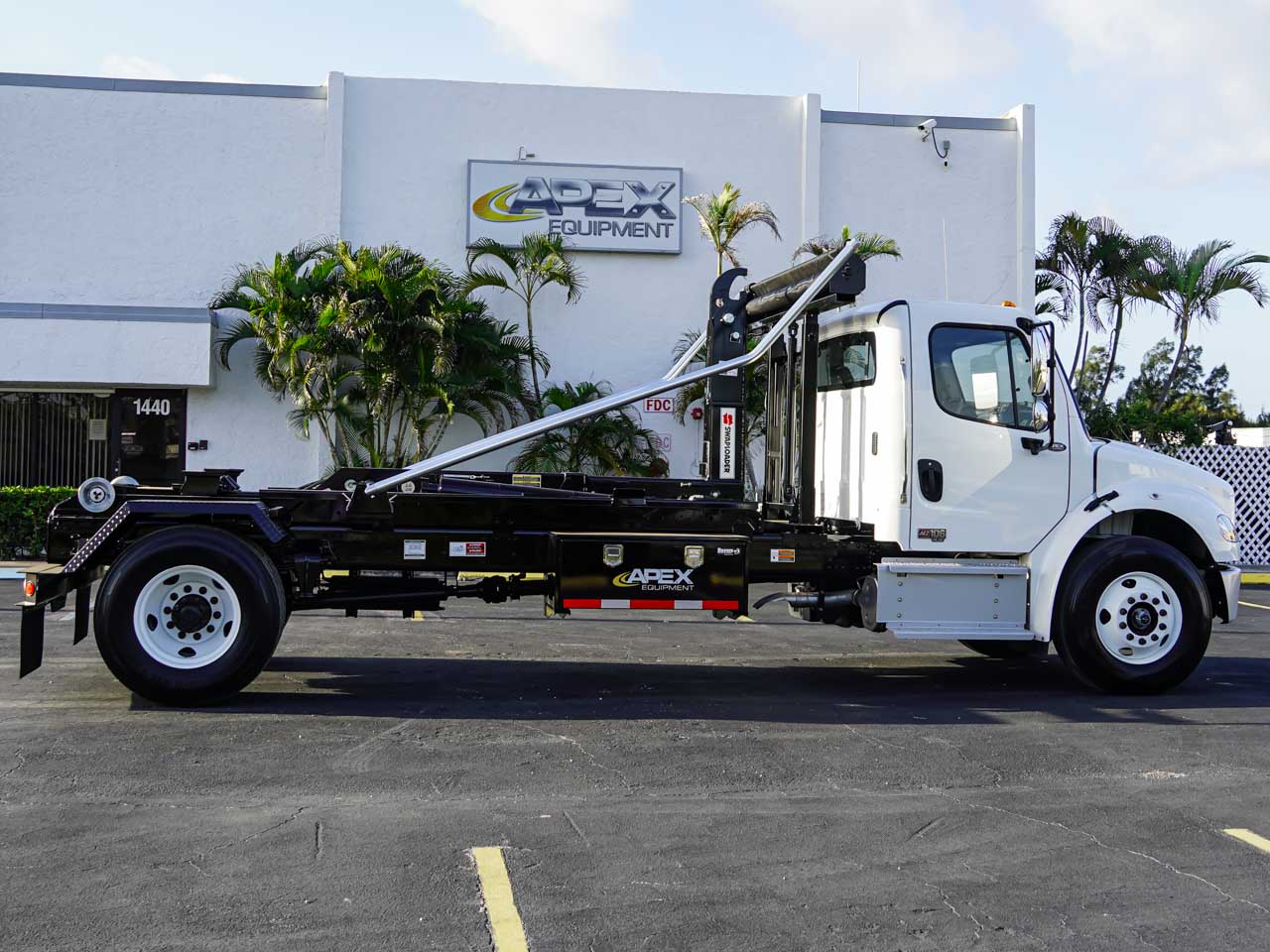 2025 FREIGHTLINER M2 HOOKLIFT TRUCK FOR SALE 2025 FREIGHTLINER M2 HOOKLIFT TRUCK FOR SALE - image 5 of 6