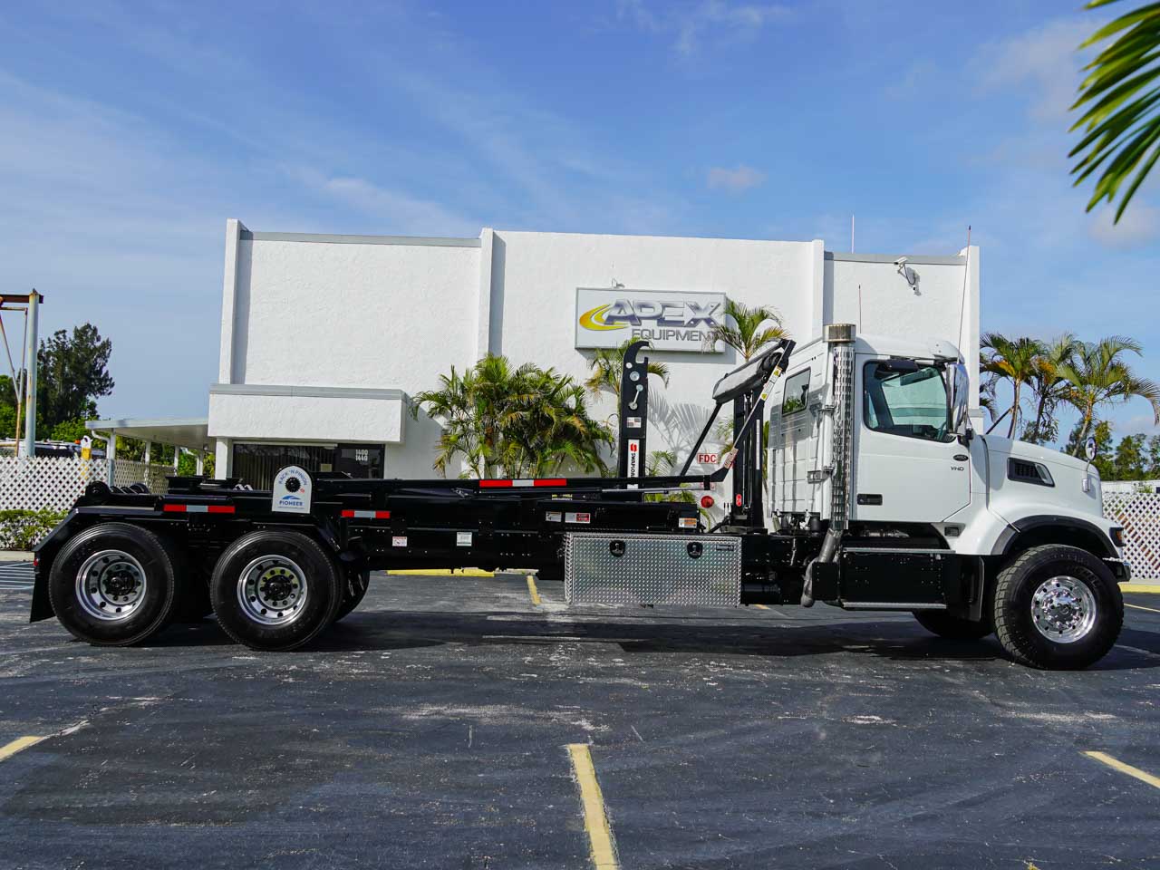 2025 VOLVO VHD HOOKLIFT TRUCK FOR SALE - image 5 of 6