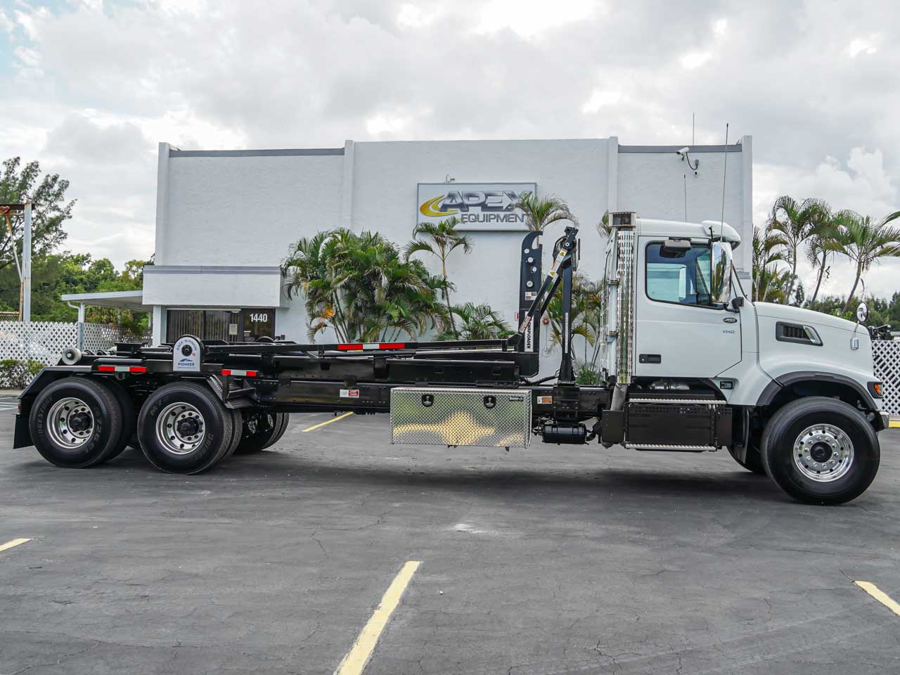 2025 VOLVO VHD HOOKLIFT TRUCK FOR SALE - image 5 of 6