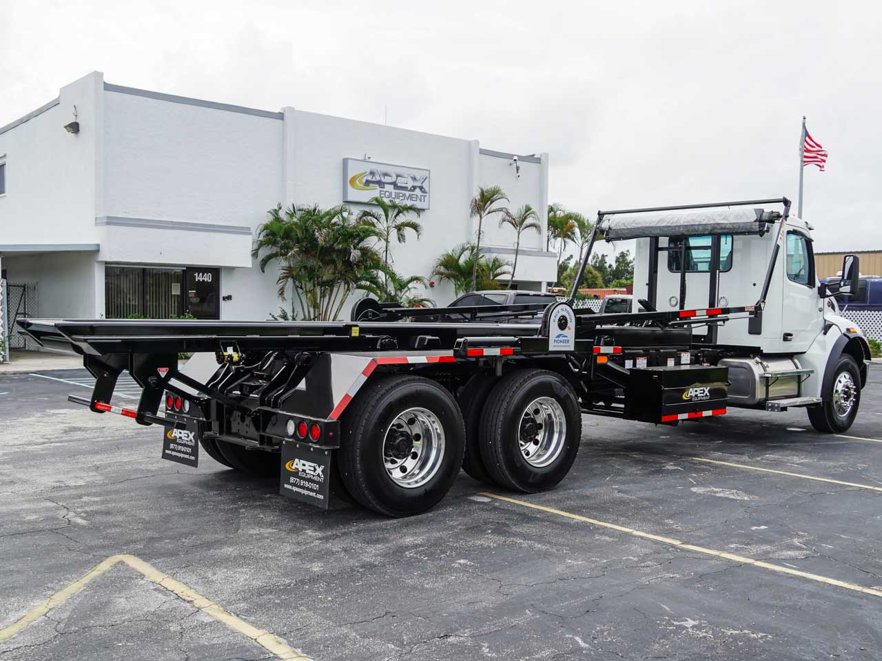 2026 PETERBILT 548 ROLL OFF TRUCK FOR SALE 2026 PETERBILT 548 ROLL OFF TRUCK FOR SALE - image 5 of 6