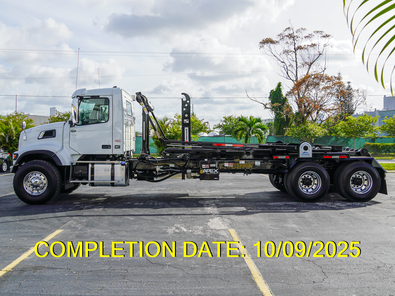 2025 VOLVO VHD HOOKLIFT TRUCK FOR SALE - image 6 of 6