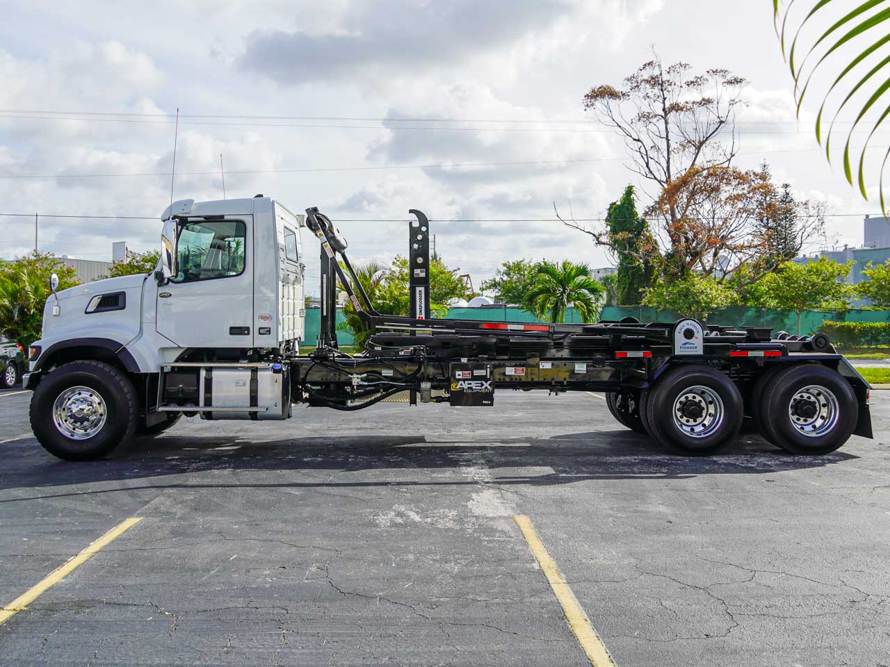2025 VOLVO VHD HOOKLIFT TRUCK FOR SALE - image 6 of 6
