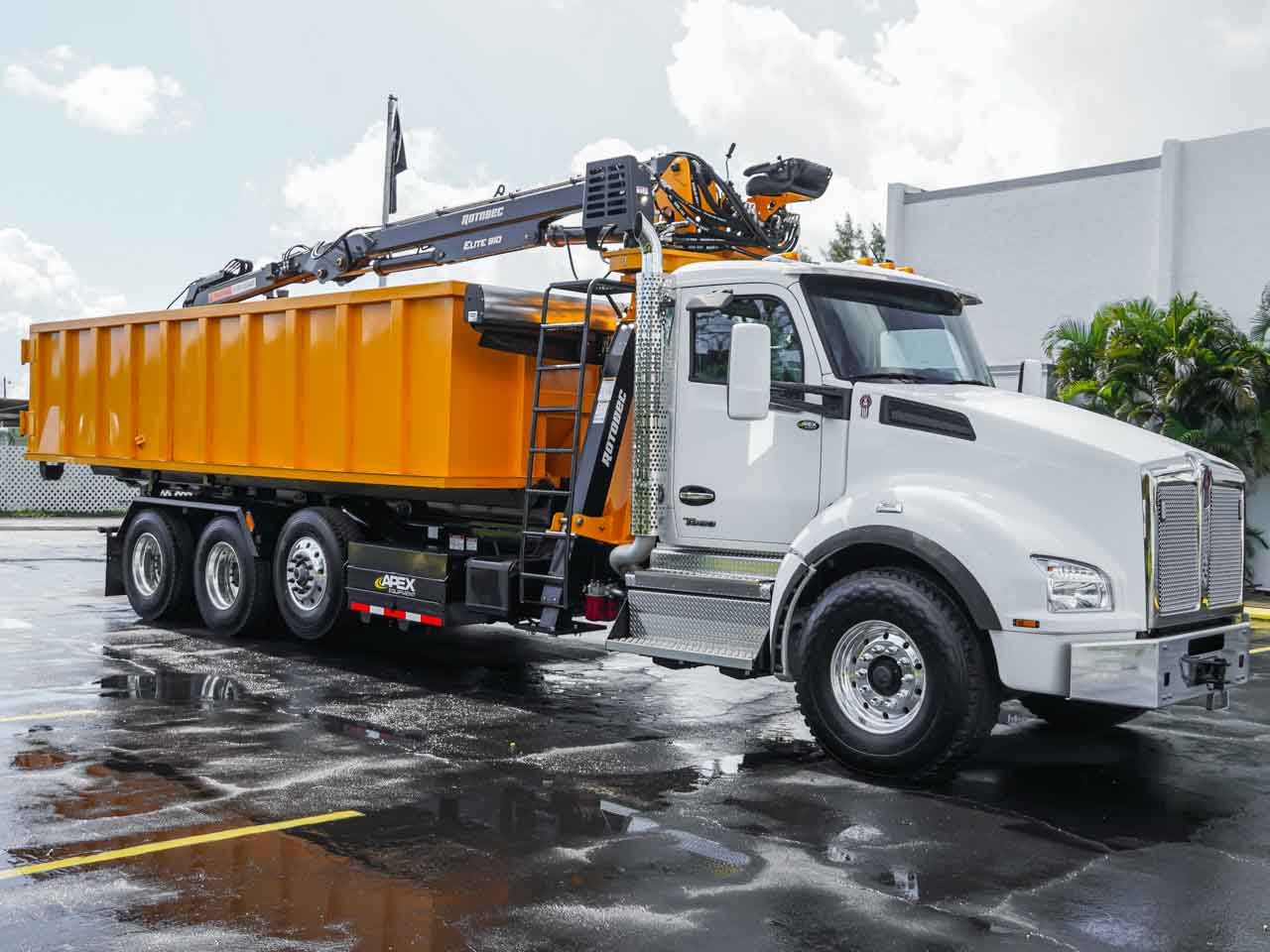 2025 KENWORTH T880 GRAPPLE ROLL OFF TRUCK - image 2 of 6