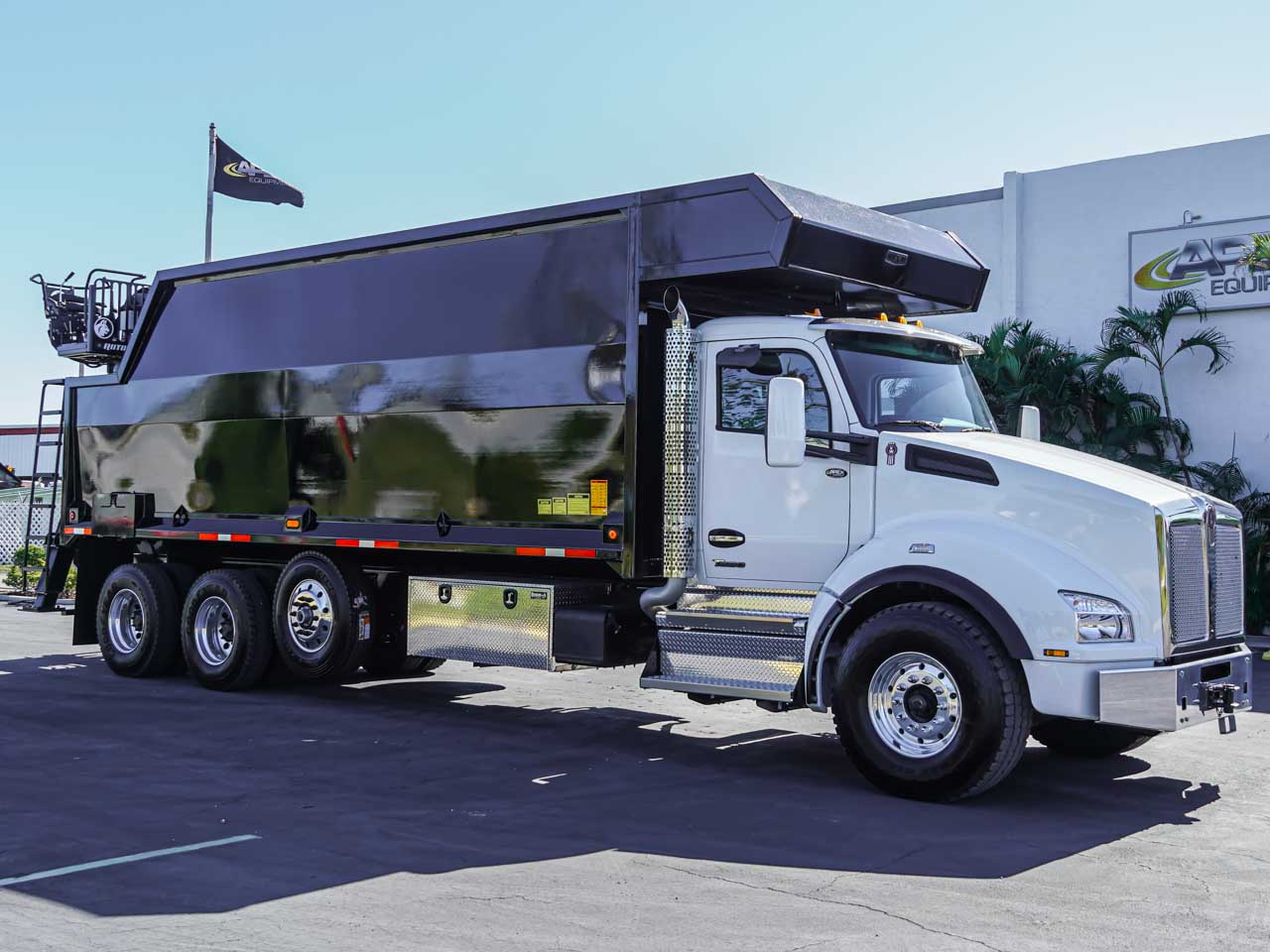 2027 KENWORTH T880 ROTOBEC GRAPPLE TRUCK 2027 KENWORTH T880 ROTOBEC GRAPPLE TRUCK - image 2 of 6