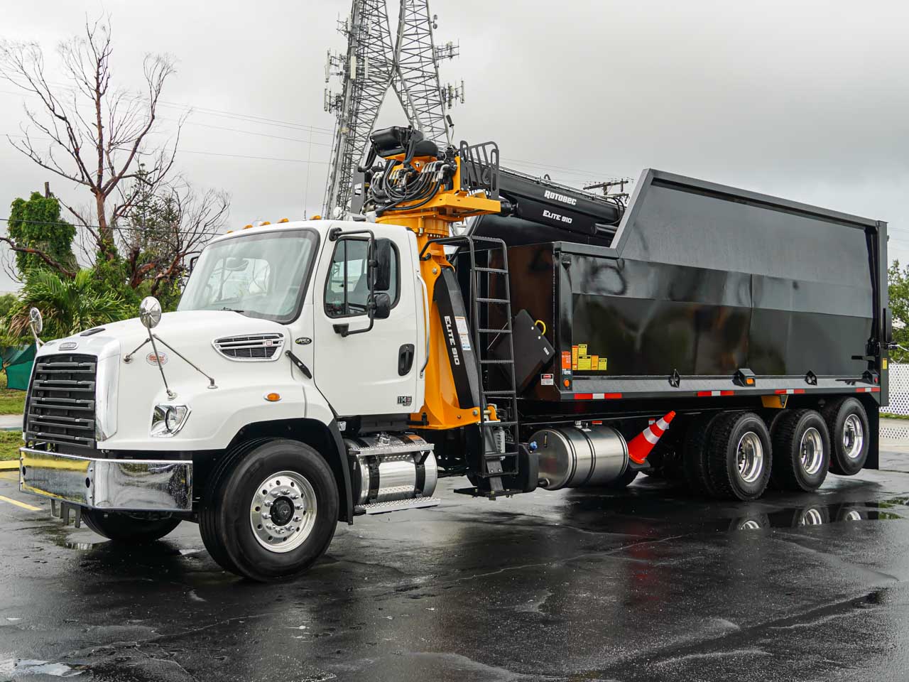 2026 FREIGHTLINER 114SD GRAPPLE TRUCK - image 2 of 4