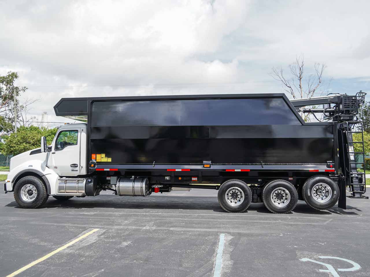 KENWORTH T880 GRAPPLE TRUCK - image 6 of 6