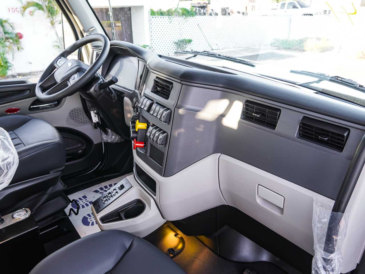 2026 PETERBILT 567 GRAPPLE TRUCK FOR SALE 2026 PETERBILT 567 GRAPPLE TRUCK FOR SALE - image 2 of 6