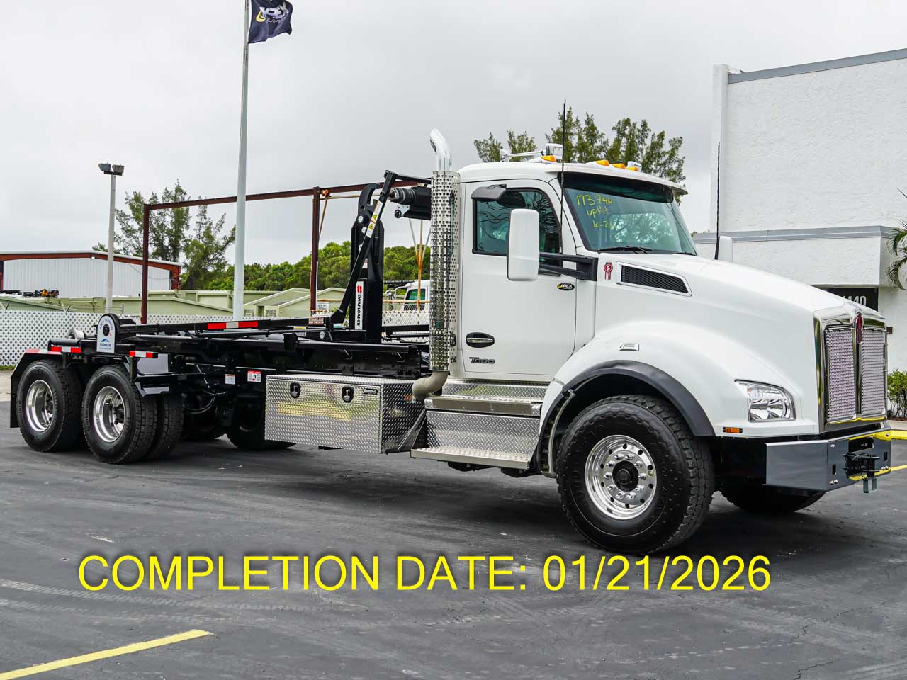 2026 KENWORTH T880 HOOKLIFT TRUCK FOR SALE 2026 KENWORTH T880 HOOKLIFT TRUCK FOR SALE - image 1 of 4