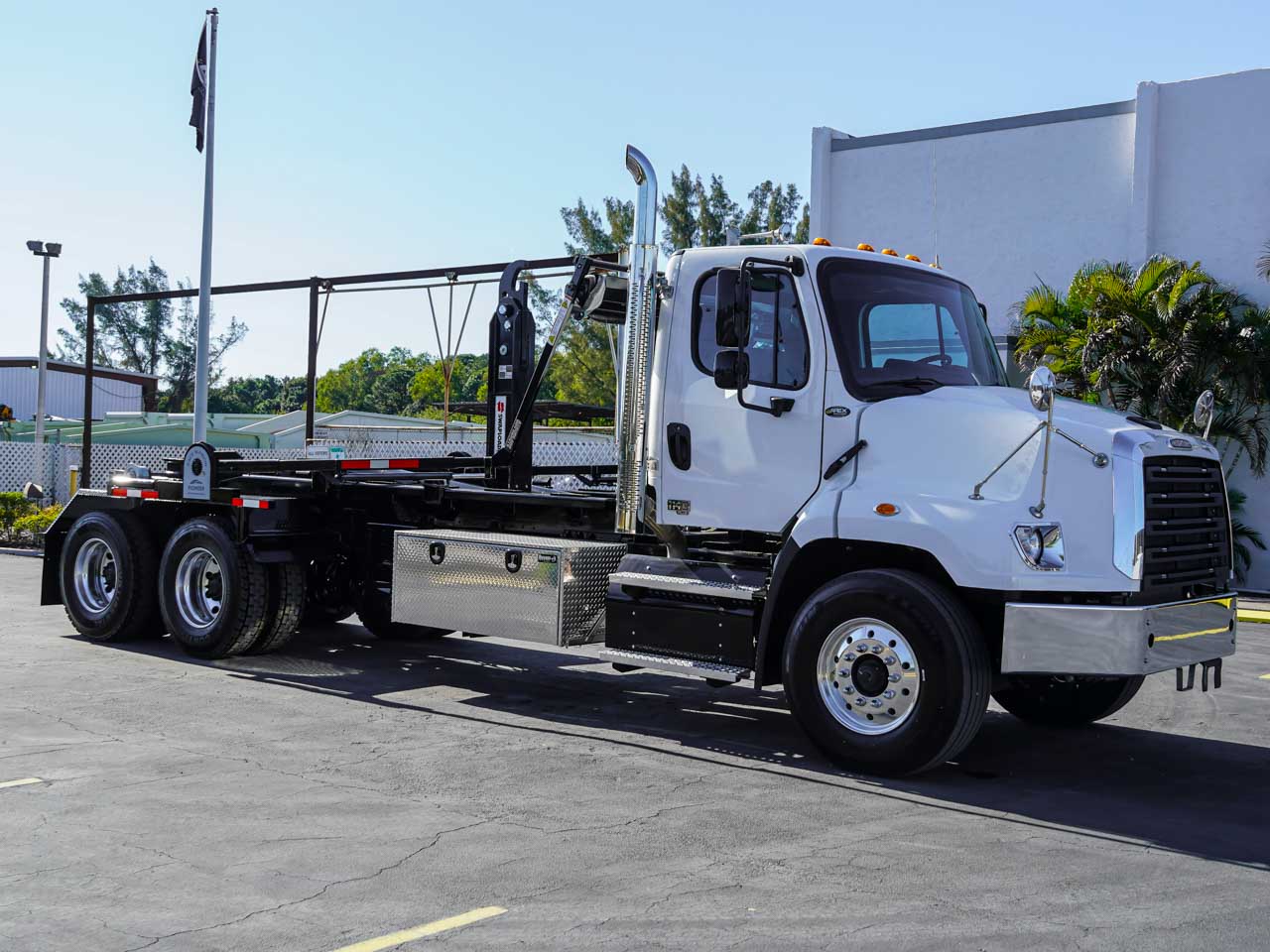 2026 FREIGHTLINER 114SD HOOKLIFT TRUCK FOR SALE 2026 FREIGHTLINER 114SD HOOKLIFT TRUCK FOR SALE - image 1 of 6