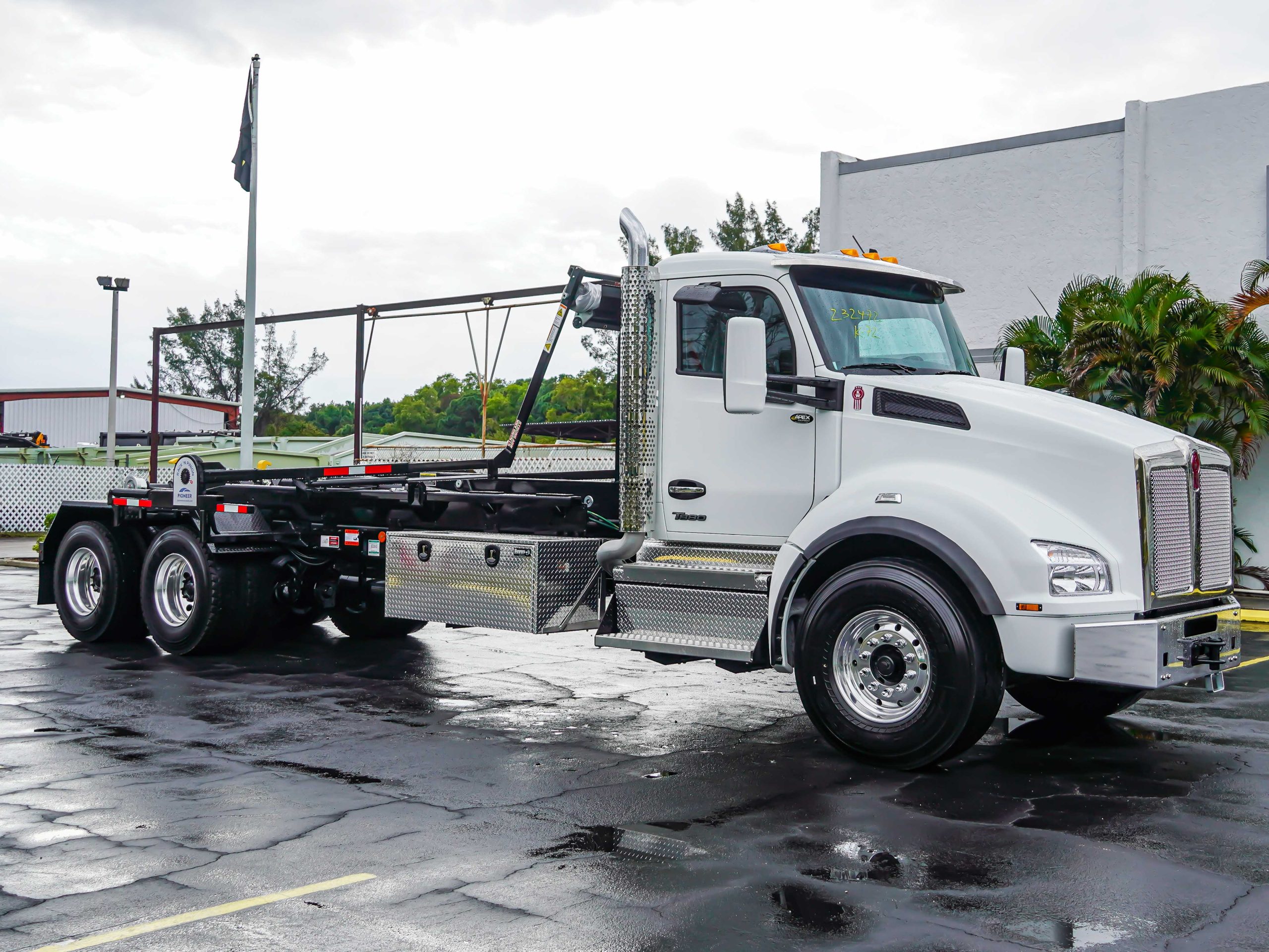 2026 KENWORTH T880 HOOKLIFT TRUCK FOR SALE 2026 KENWORTH T880 HOOKLIFT TRUCK FOR SALE - image 2 of 6