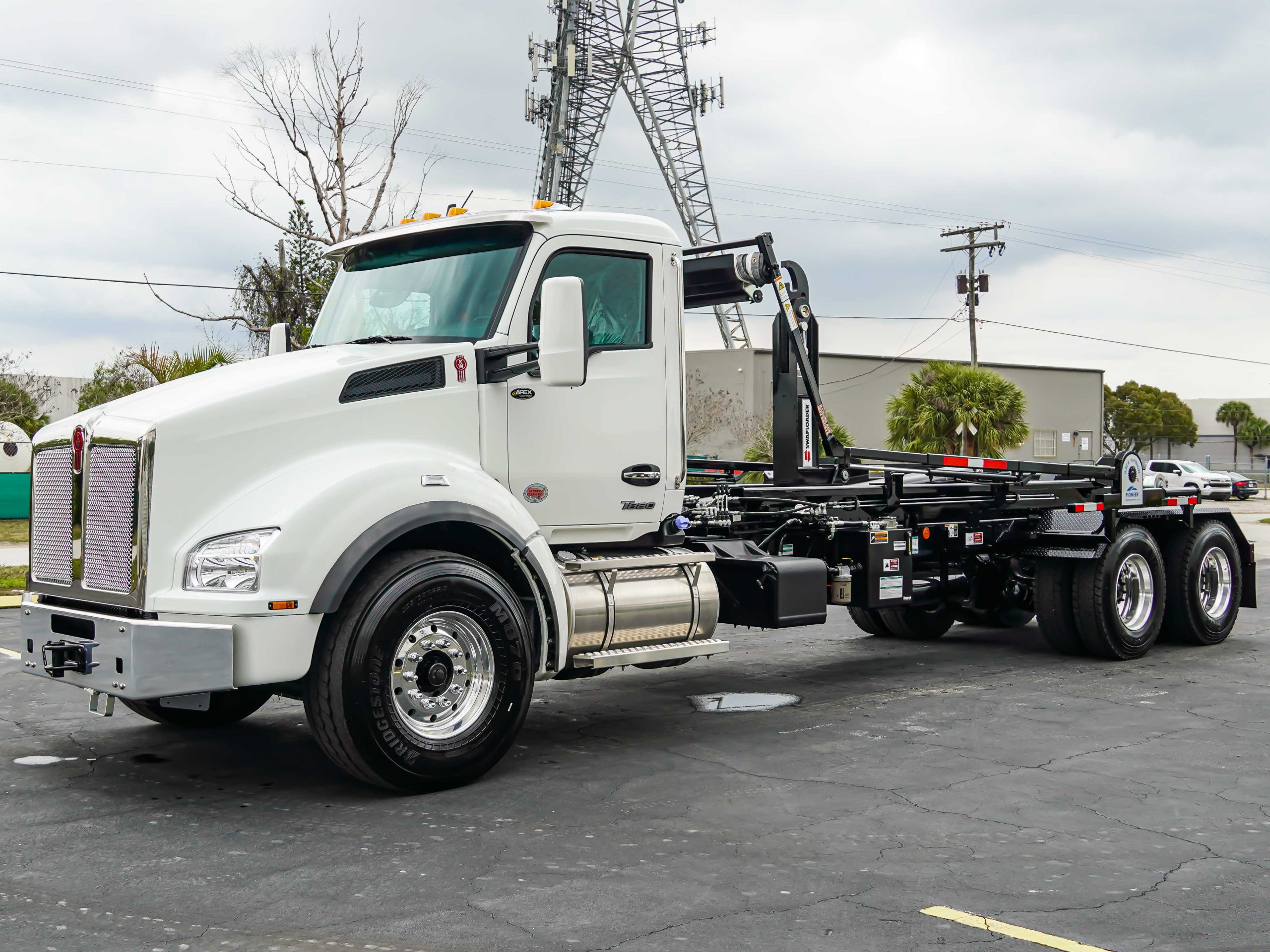 2026 KENWORTH T880 HOOKLIFT TRUCK FOR SALE 2026 KENWORTH T880 HOOKLIFT TRUCK FOR SALE - image 2 of 6