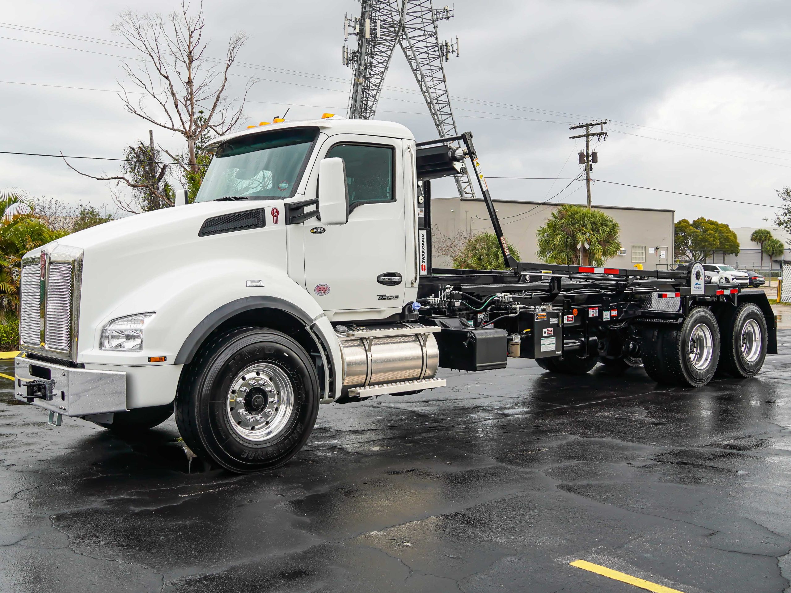2026 KENWORTH T880 HOOKLIFT TRUCK FOR SALE 2026 KENWORTH T880 HOOKLIFT TRUCK FOR SALE - image 3 of 6