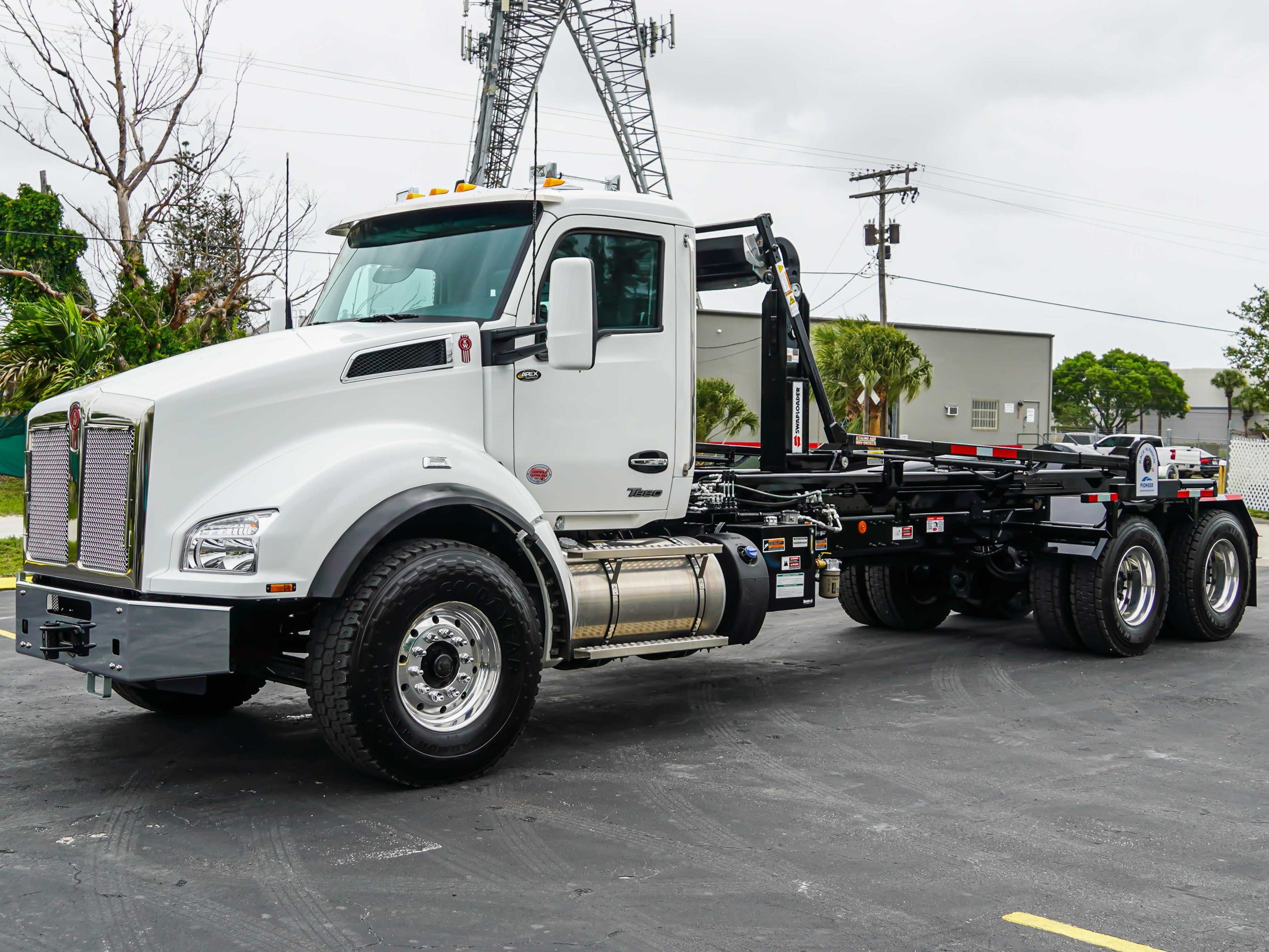 2026 KENWORTH T880 HOOKLIFT TRUCK FOR SALE 2026 KENWORTH T880 HOOKLIFT TRUCK FOR SALE - image 2 of 4