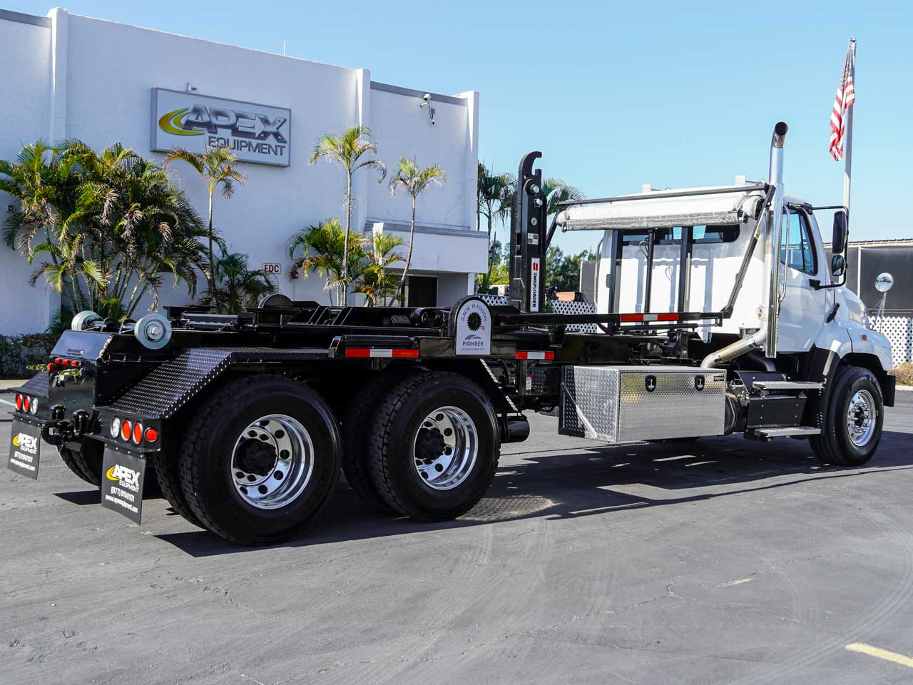 2026 FREIGHTLINER 114SD HOOKLIFT TRUCK FOR SALE 2026 FREIGHTLINER 114SD HOOKLIFT TRUCK FOR SALE - image 3 of 6