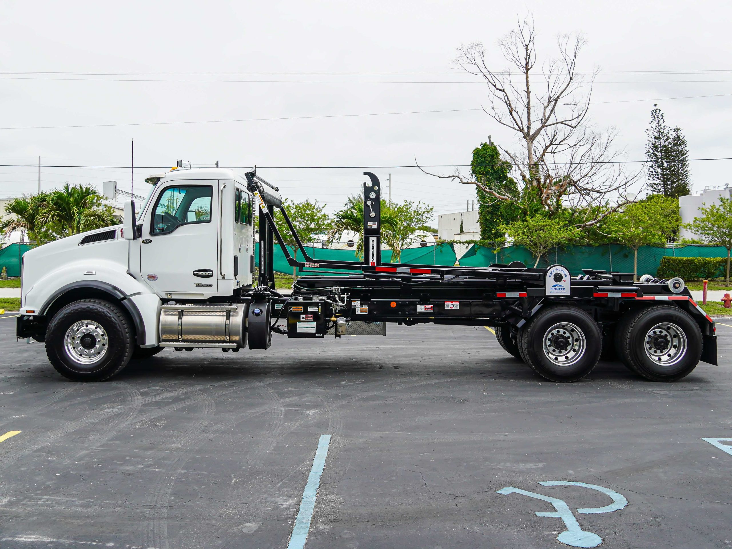 2026 KENWORTH T880 HOOKLIFT TRUCK FOR SALE 2026 KENWORTH T880 HOOKLIFT TRUCK FOR SALE - image 4 of 4