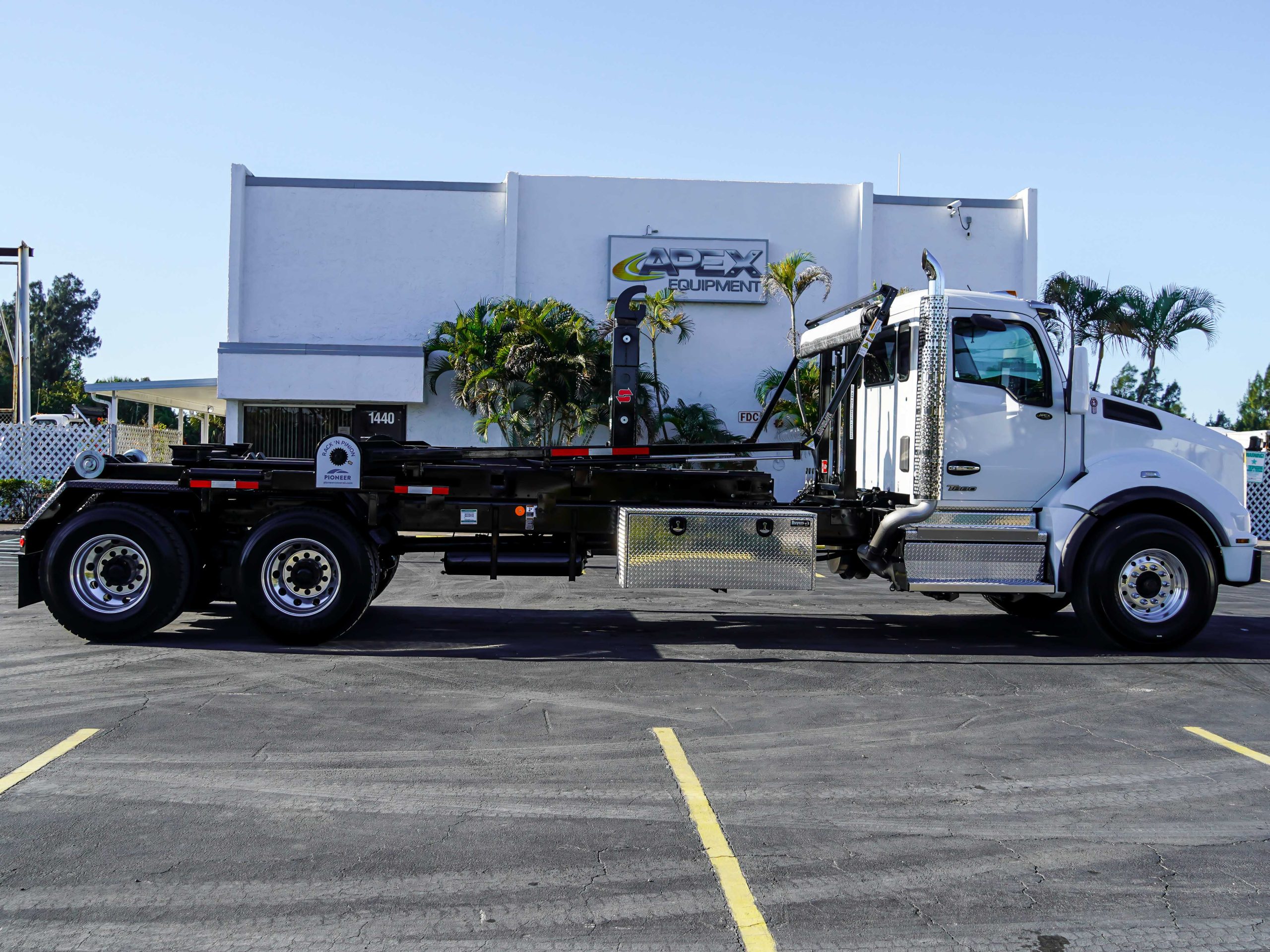 2026 KENWORTH T880 HOOKLIFT TRUCK FOR SALE 2026 KENWORTH T880 HOOKLIFT TRUCK FOR SALE - image 5 of 6