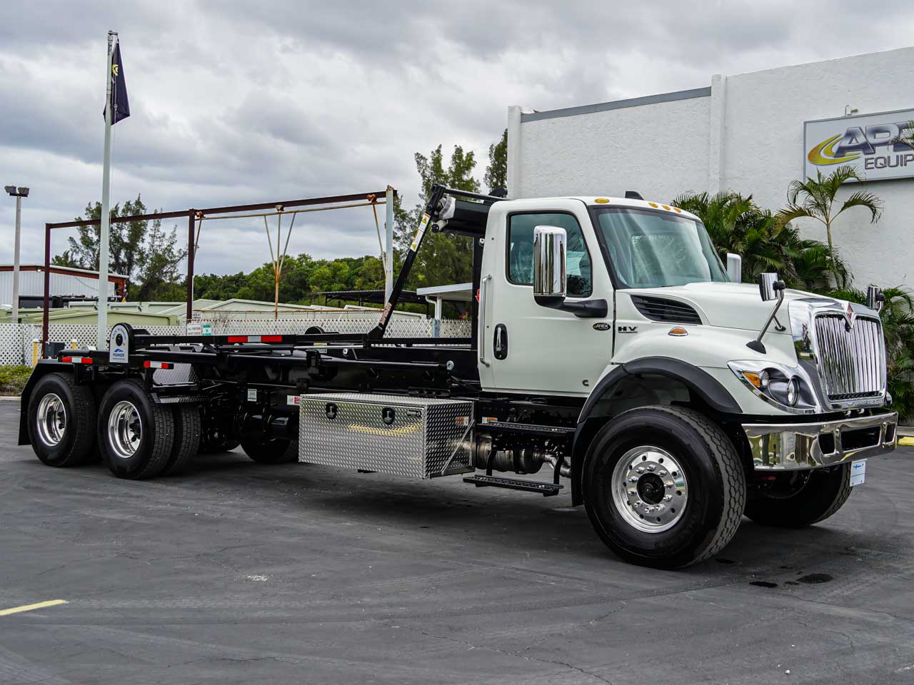 2026 INTERNATIONAL HV607 HOOKLIFT TRUCK FOR SALE 2026 INTERNATIONAL HV607 HOOKLIFT TRUCK FOR SALE - image 3 of 6