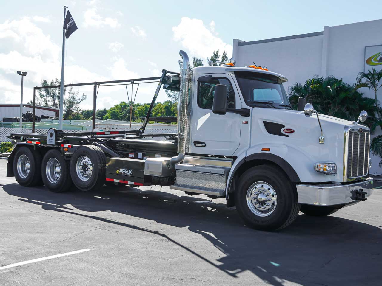 Peterbilt 567 Tri Axle Galfab Roll Off Truck for Sale Peterbilt 567 Tri Axle Galfab Roll Off Truck for Sale