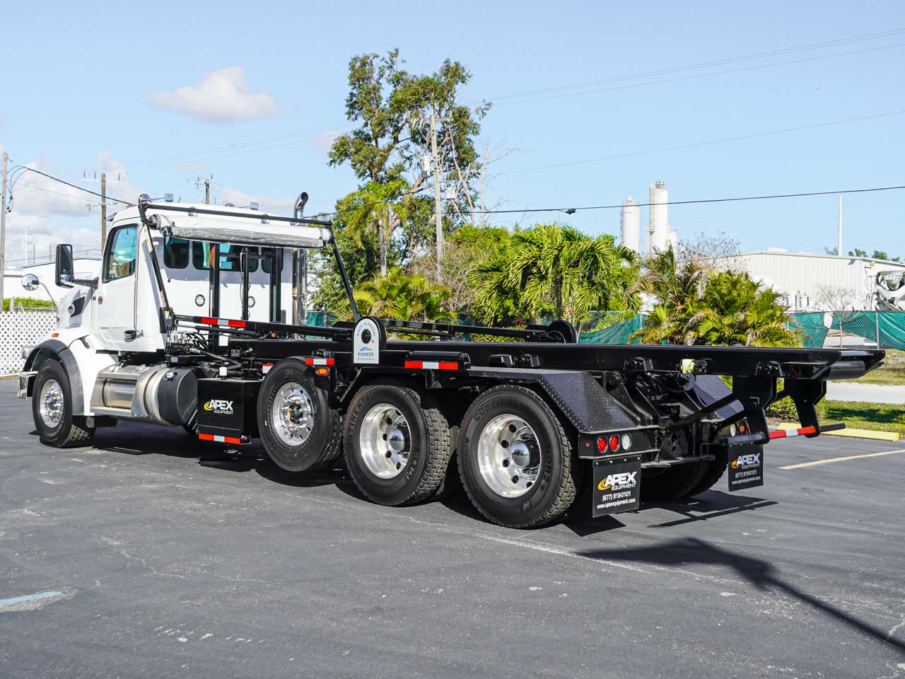 Peterbilt Tri Axle Galfab Roll Off Truck for Sale Peterbilt Tri Axle Galfab Roll Off Truck for Sale