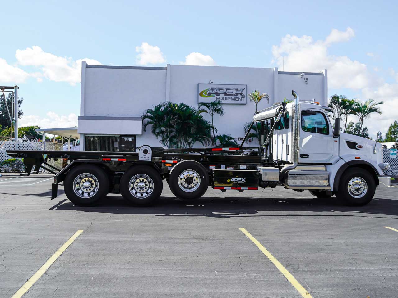 New Peterbilt 567 Galfab Roll Off Truck for Sale New Peterbilt 567 Galfab Roll Off Truck for Sale