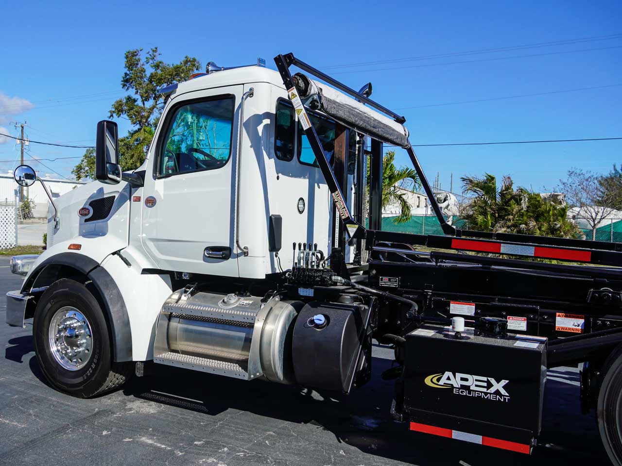 New Pete 567 Tri Axle Galfab Roll Off Truck for Sale New Pete 567 Tri Axle Galfab Roll Off Truck for Sale